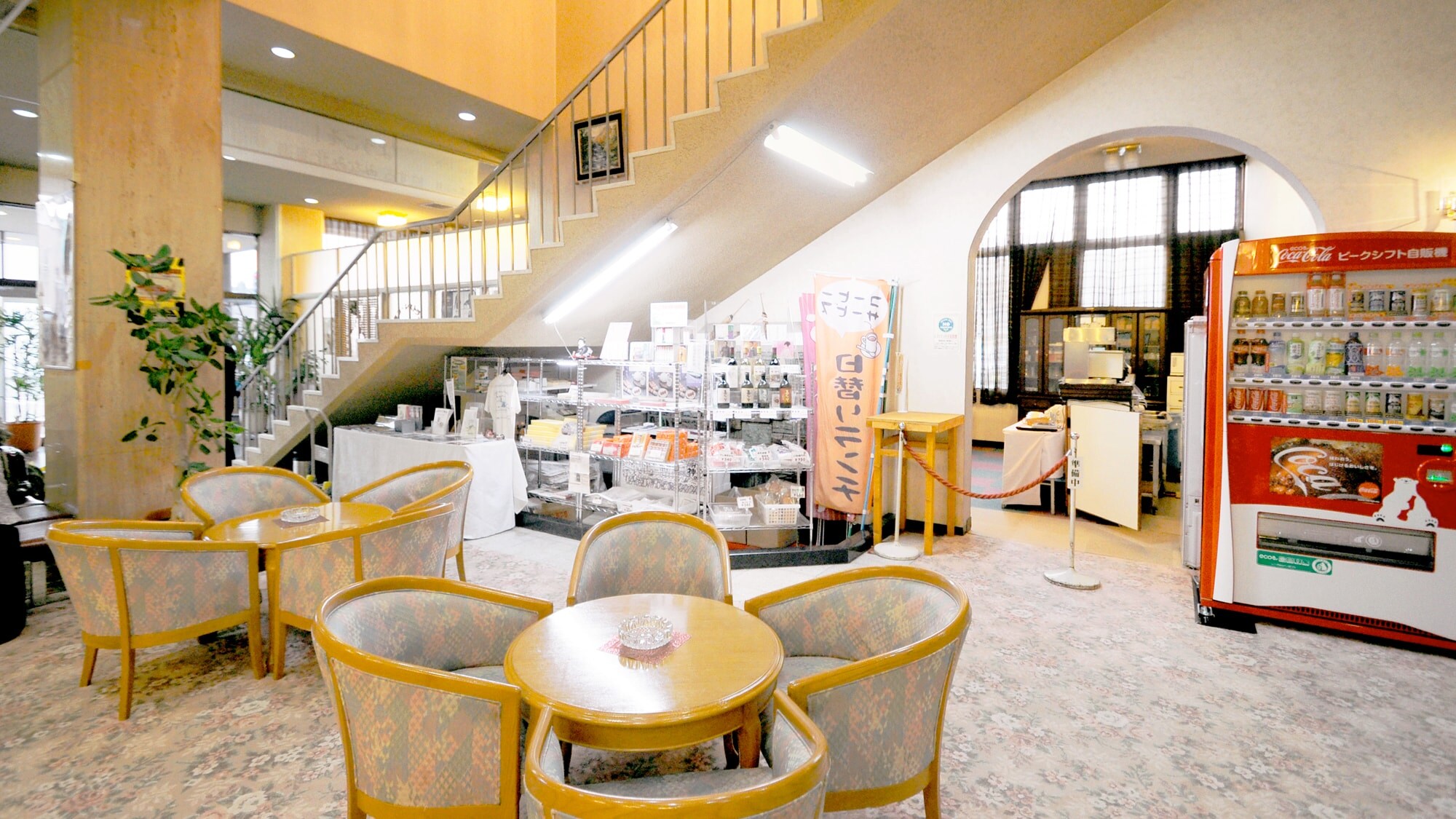 [Lobby] A space where calm and chic colors harmonize with the retro atmosphere.