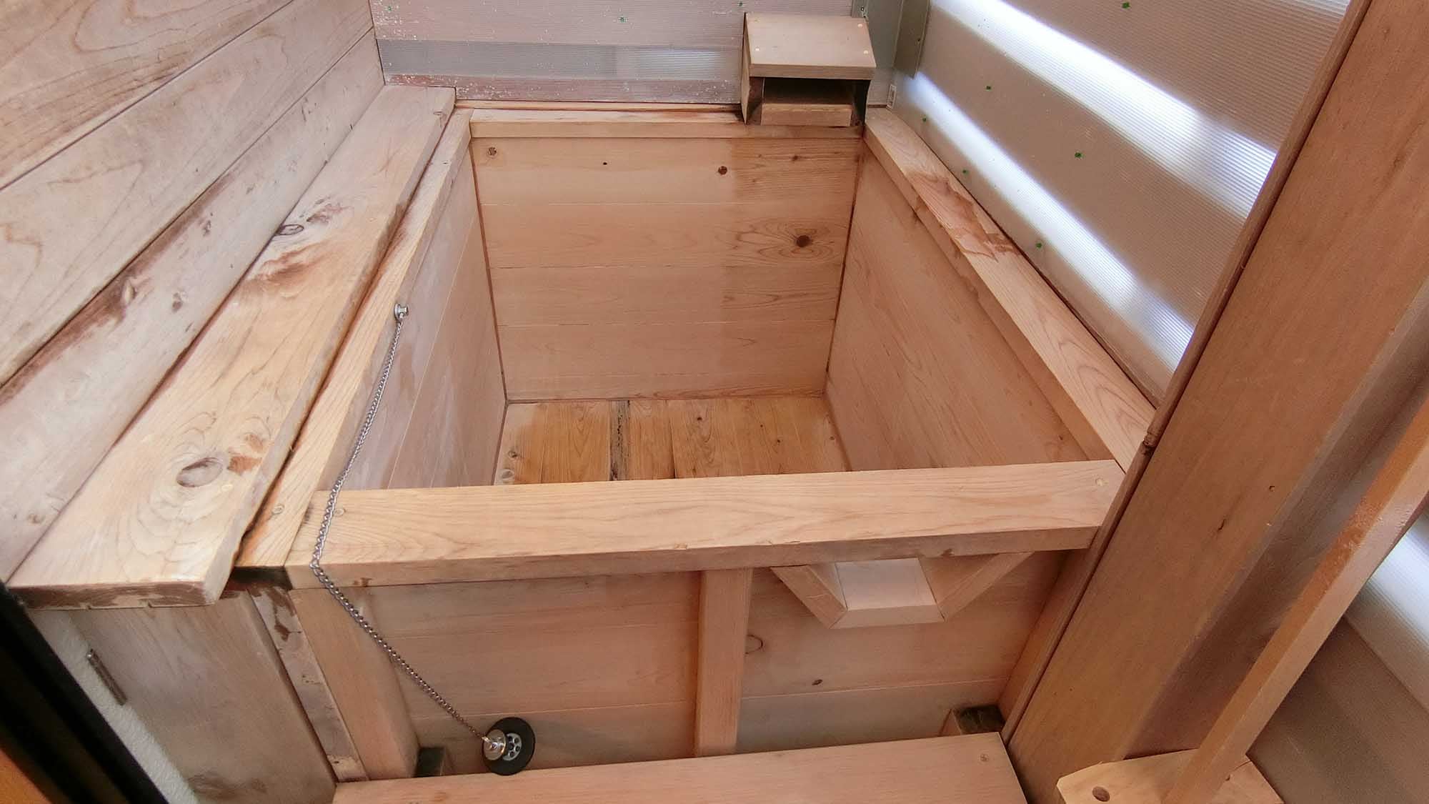 ・(101室) 檜木露天浴池