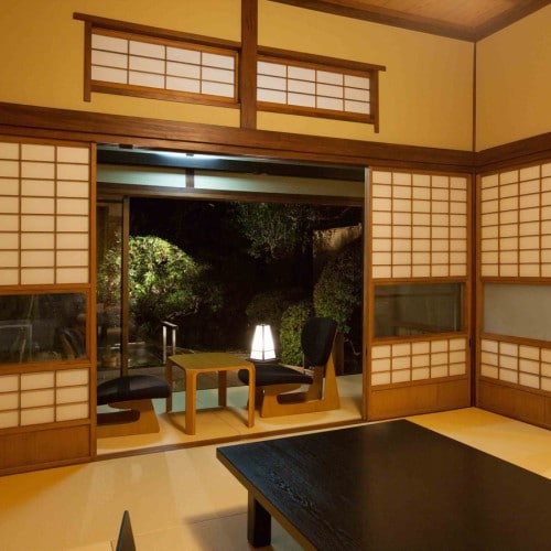 Sebuah ruangan yang menggabungkan perabotan lokal (fotonya adalah "Niijima")