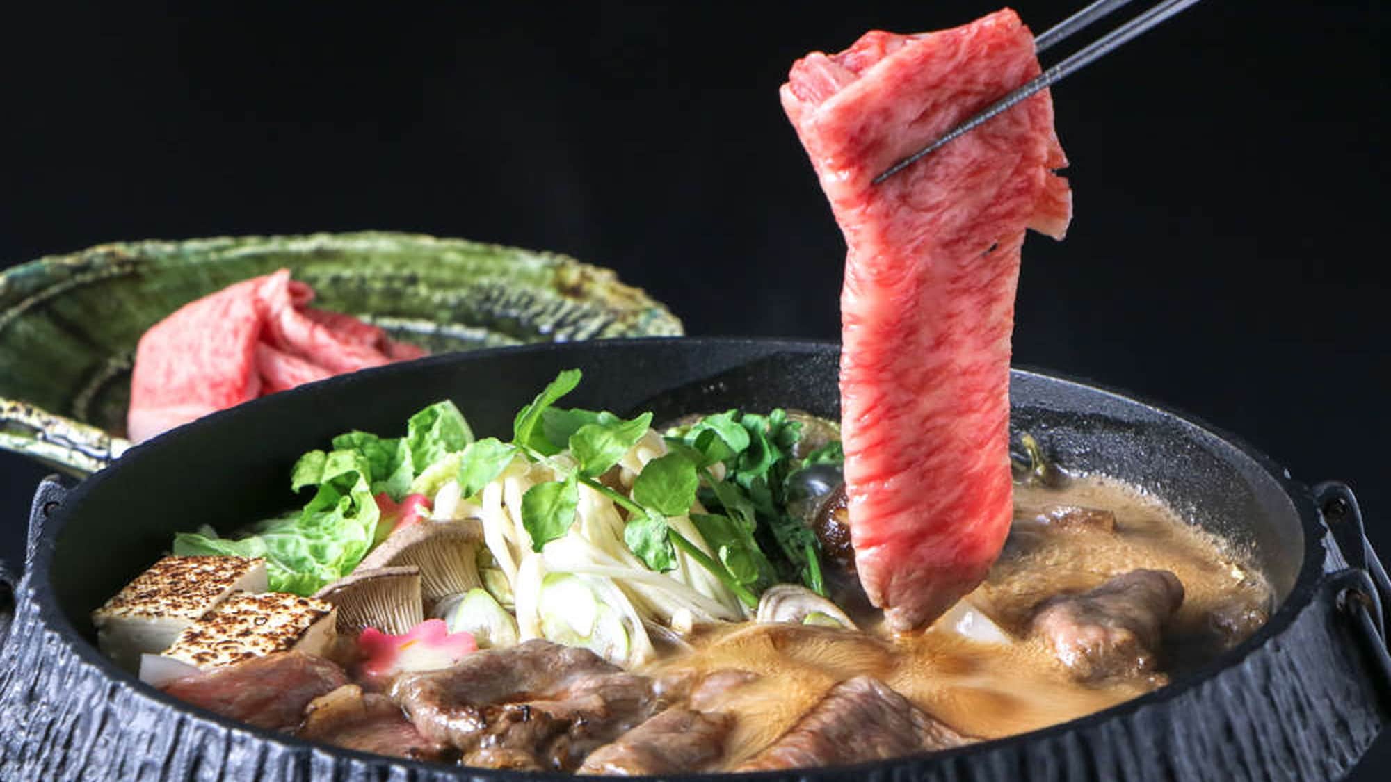 Sukiyaki daging sapi Koshu *Gambar untuk tujuan ilustrasi