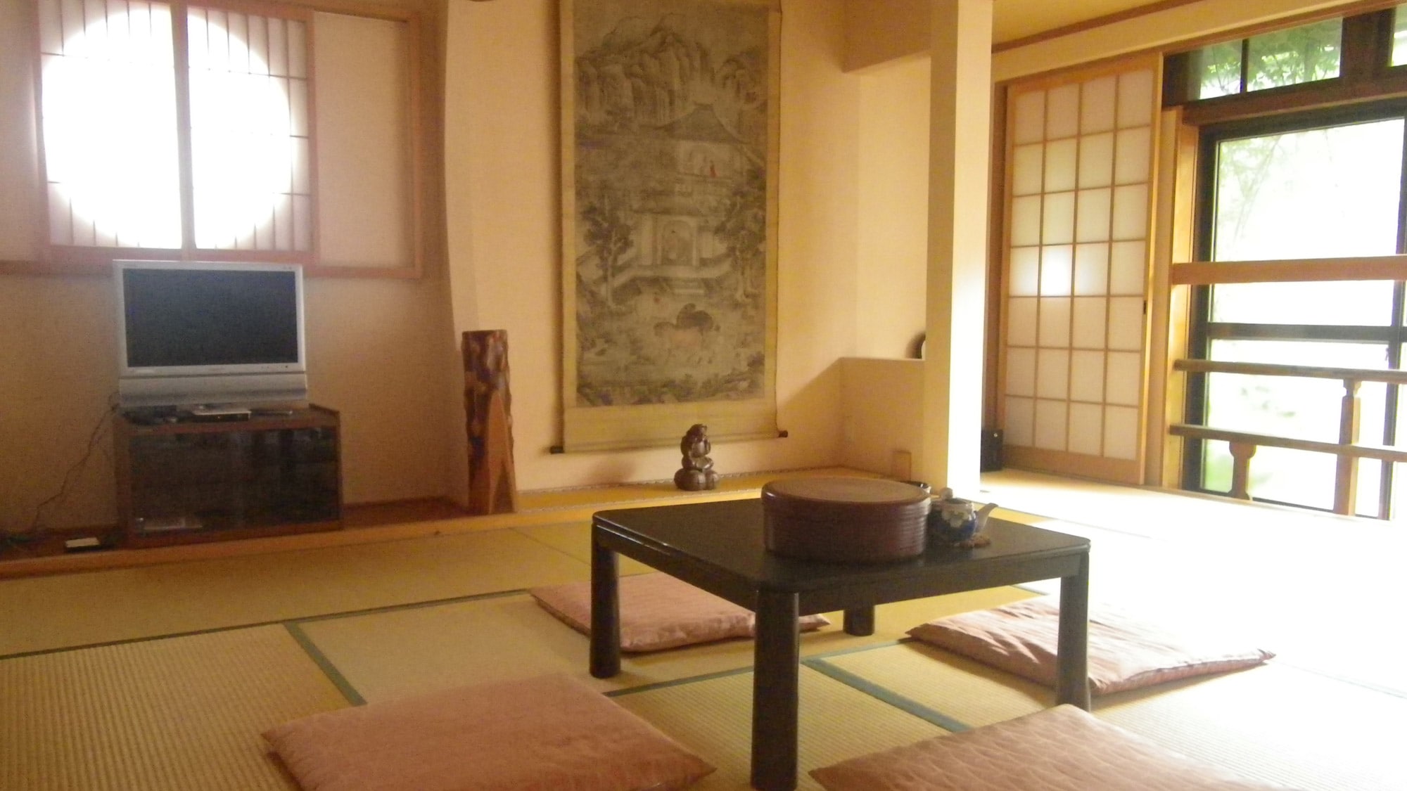 *Japanese-style room: A traditional style room with soft sunlight streaming in. *Please note that you cannot choose between a Japanese-style room or a Western-style room.