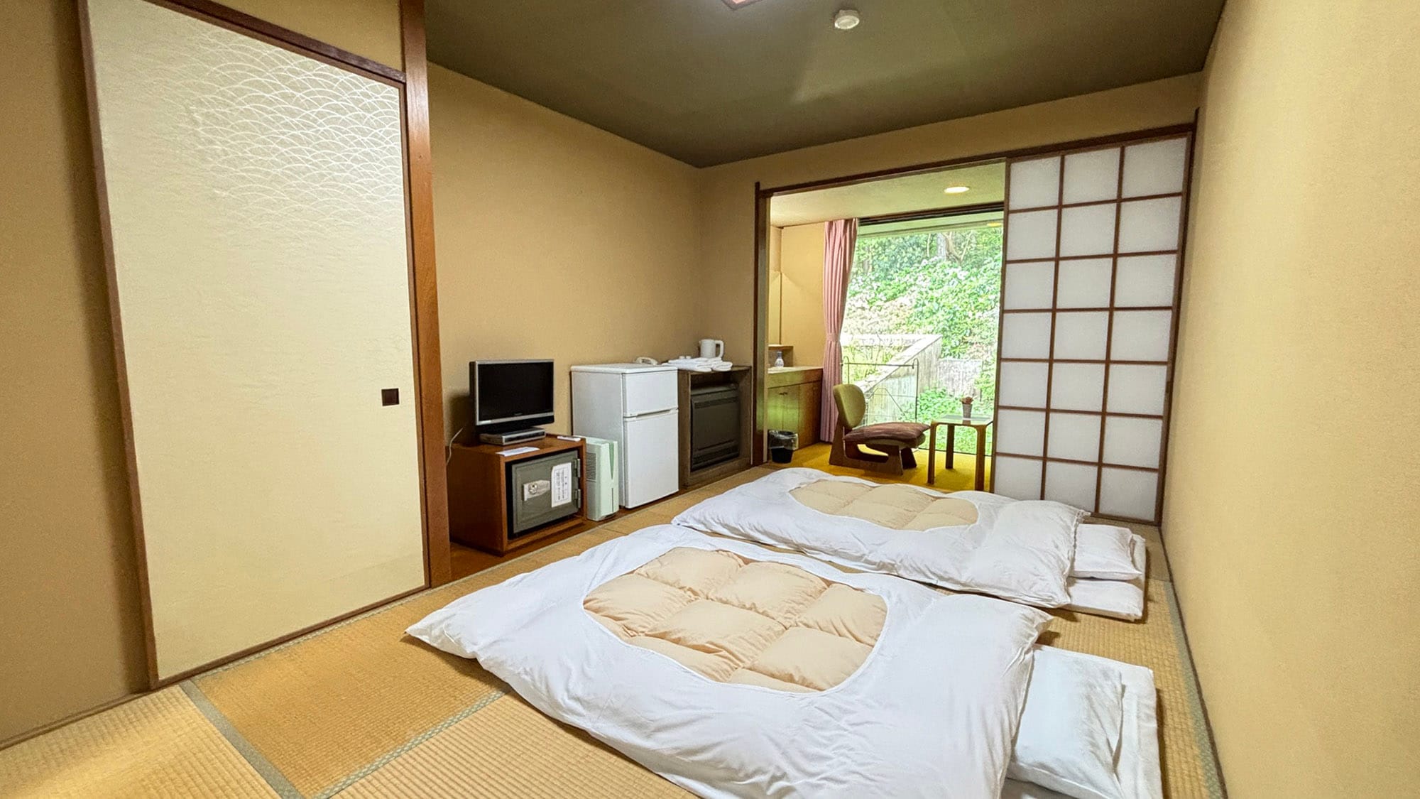 ・[Phòng theo phong cách Nhật Bản, 7,5 chiếu tatami] Bạn sẽ được chào đón bằng tiếng chim hót và cây xanh khi đến nơi.