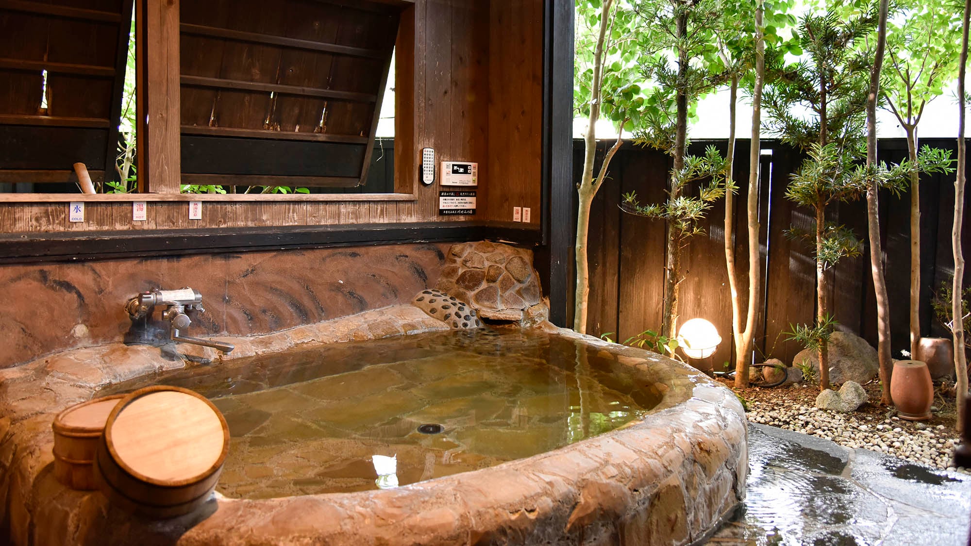 ・[Family Bath/Kawasemi-no-Yu] You can see the mountains from the semi-open-air stone bath, and if you listen carefully you can hear the birds singing.
