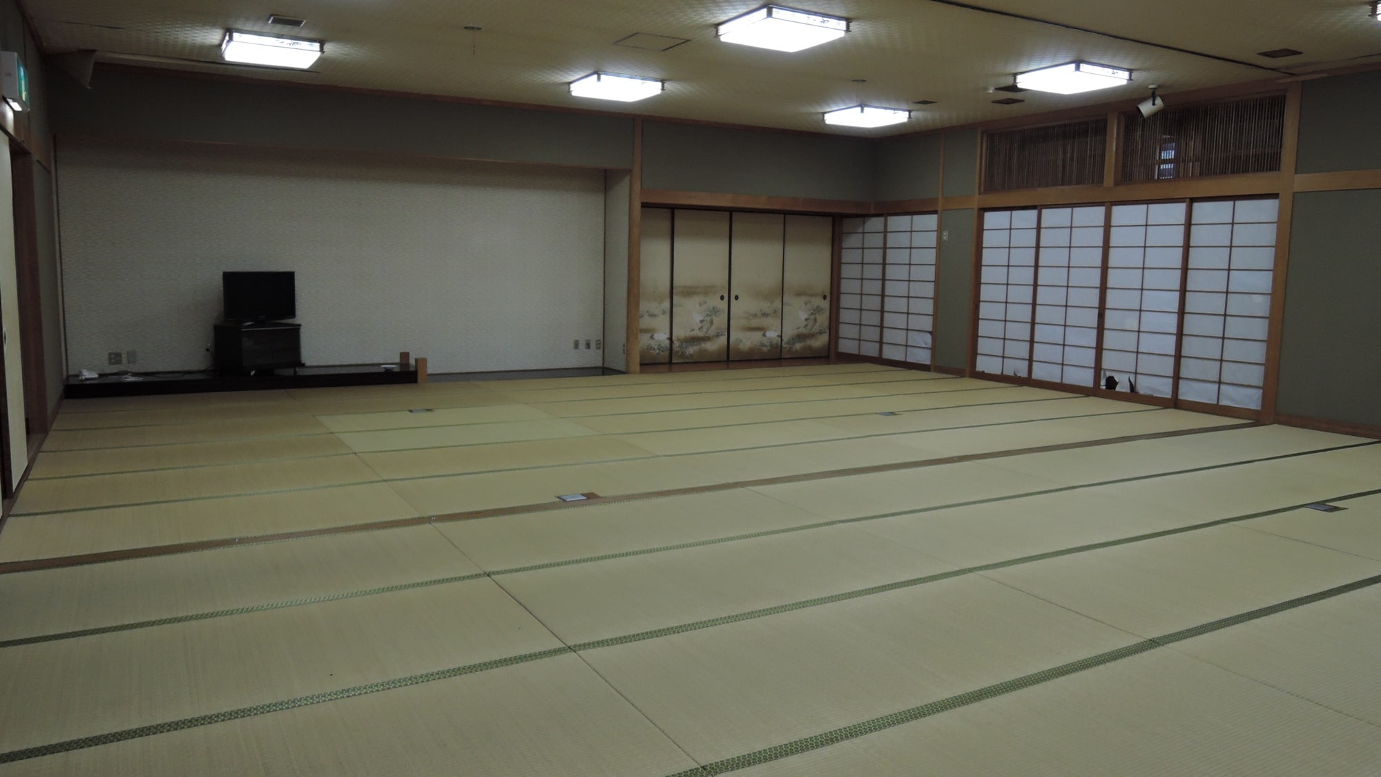 * [Large room] Perfect for large groups or training camps.