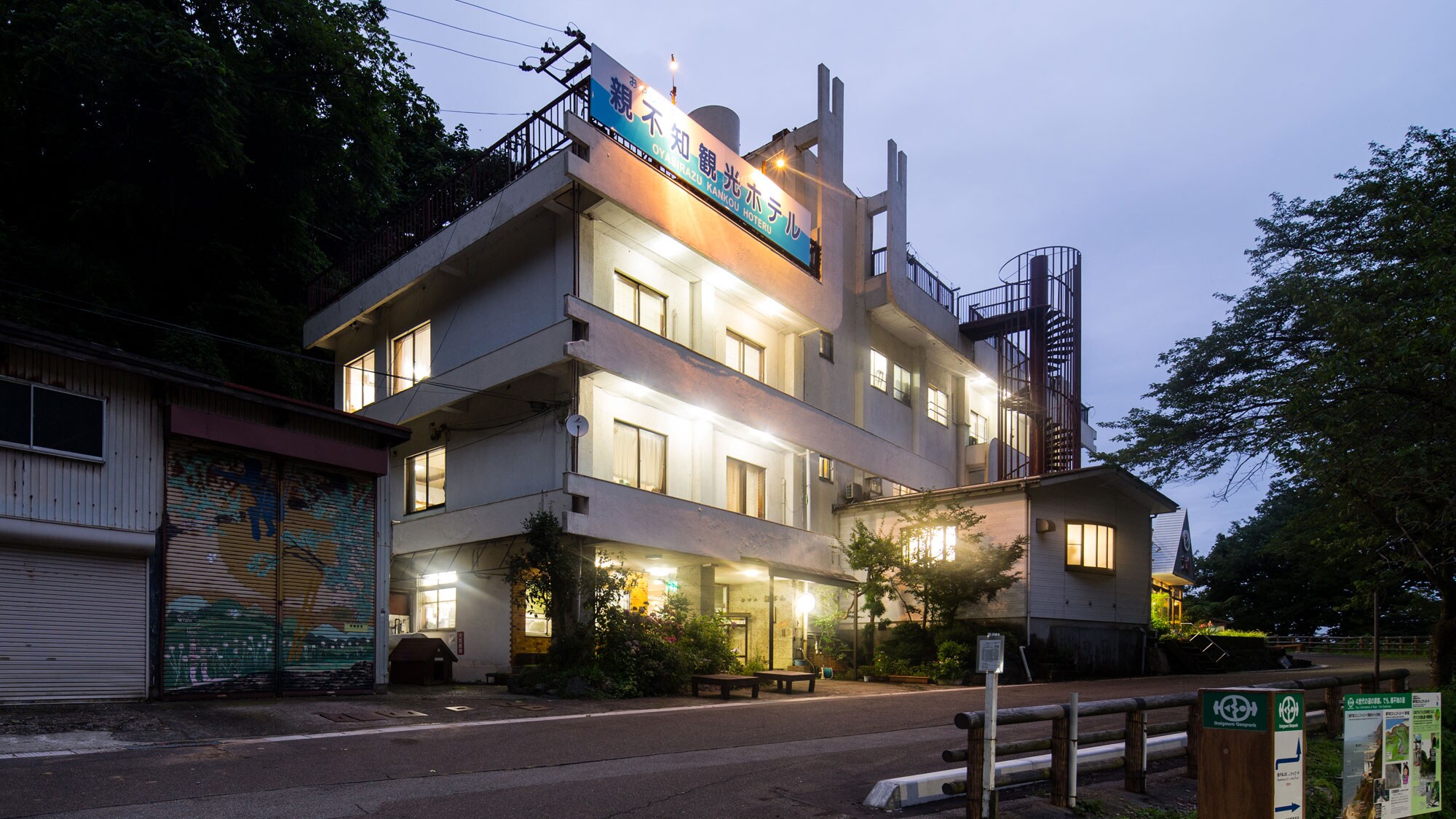 Bagian luar hotel (dengan lampu)