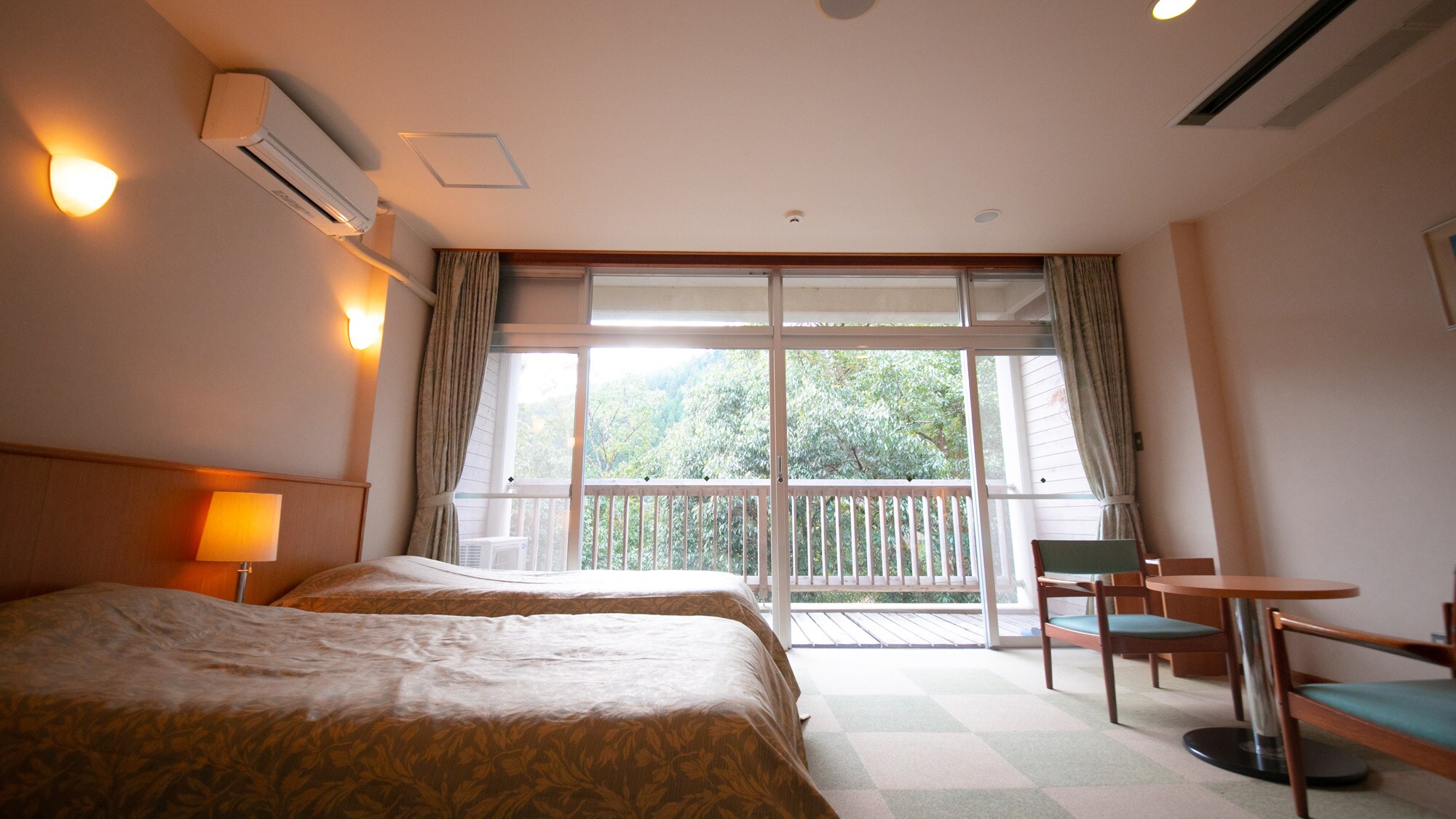 [Western-style triple room] Get away from the hustle and bustle of the city and enjoy a relaxing time at the forest therapy base "Aya."