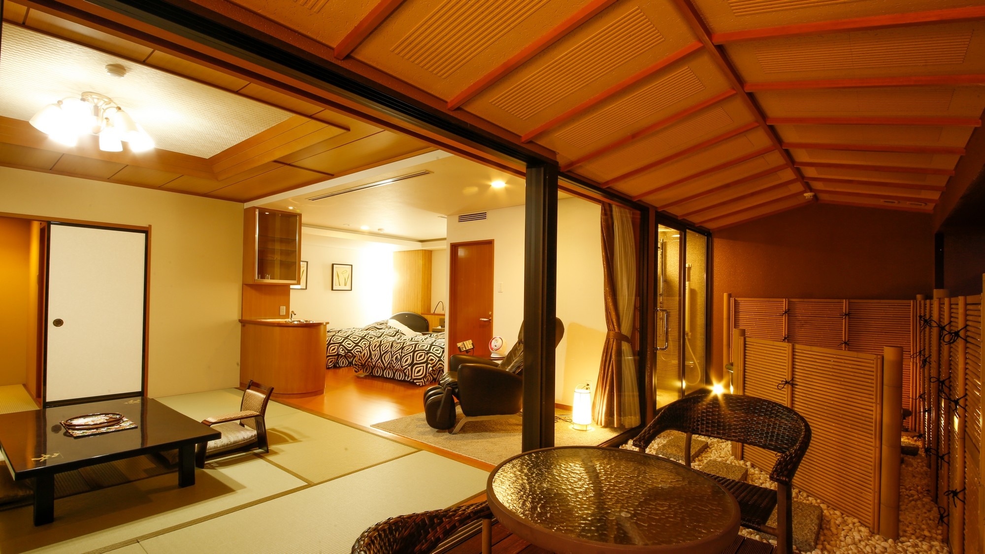 Suite dengan pemandian terbuka kamar bergaya Jepang-Barat-pemandangan Panorama yang menghadap ke kota sumber air panas. Setelah mandi, minum segelas bir di beranda