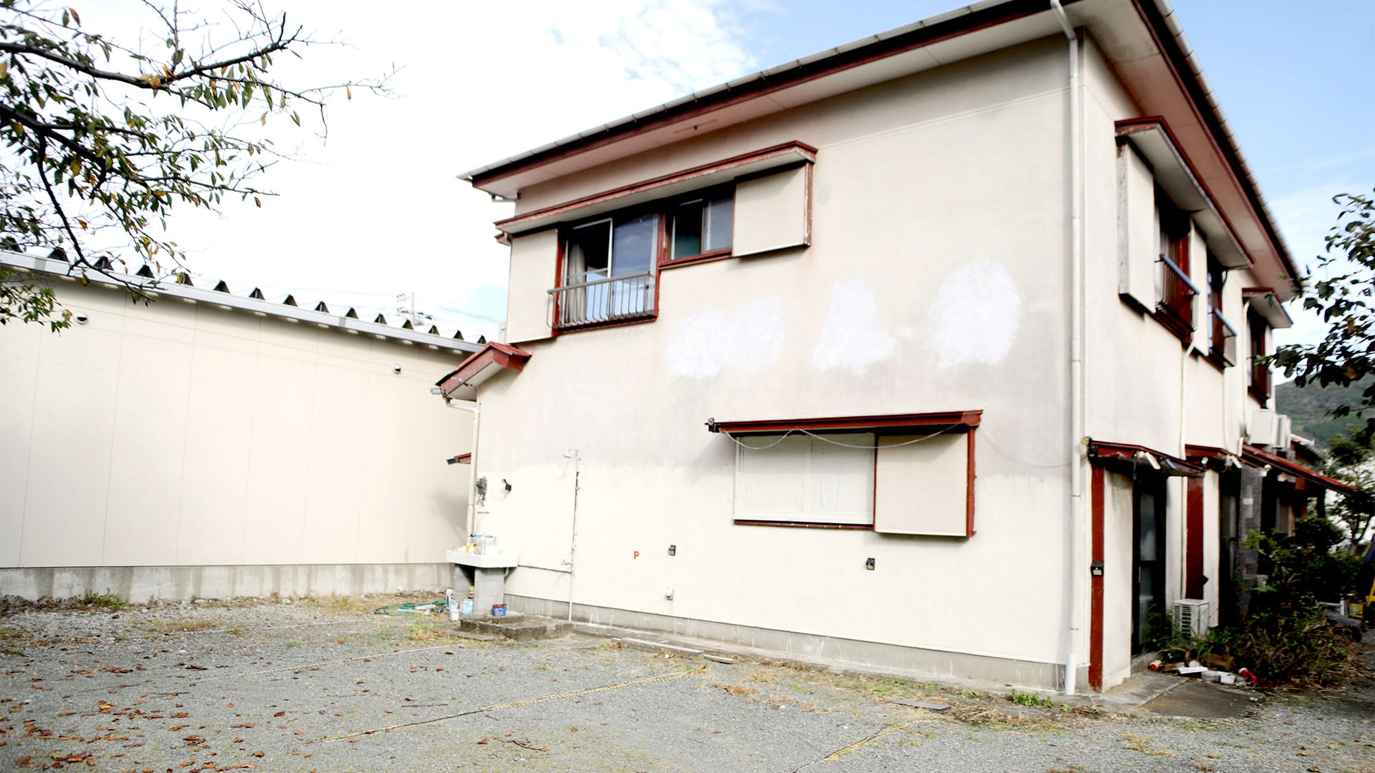 ・Exterior: Up to 5 cars can be parked (free of charge)