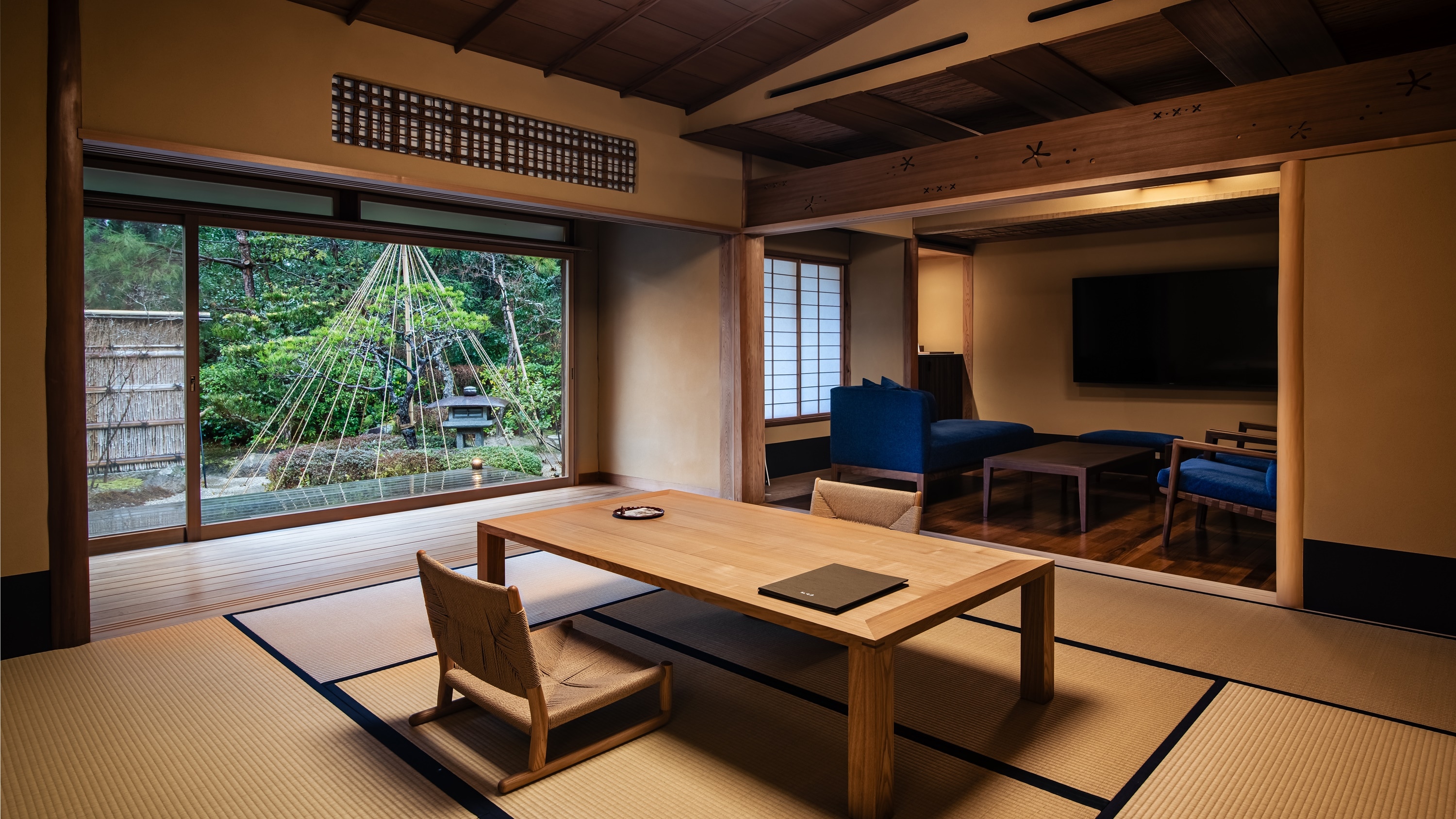 [Special Room Ten no Ukihashi] Born in 2022. Experience the escape from everyday life with the wood chairs on the terrace, the semi-open air, and the lush greenery.