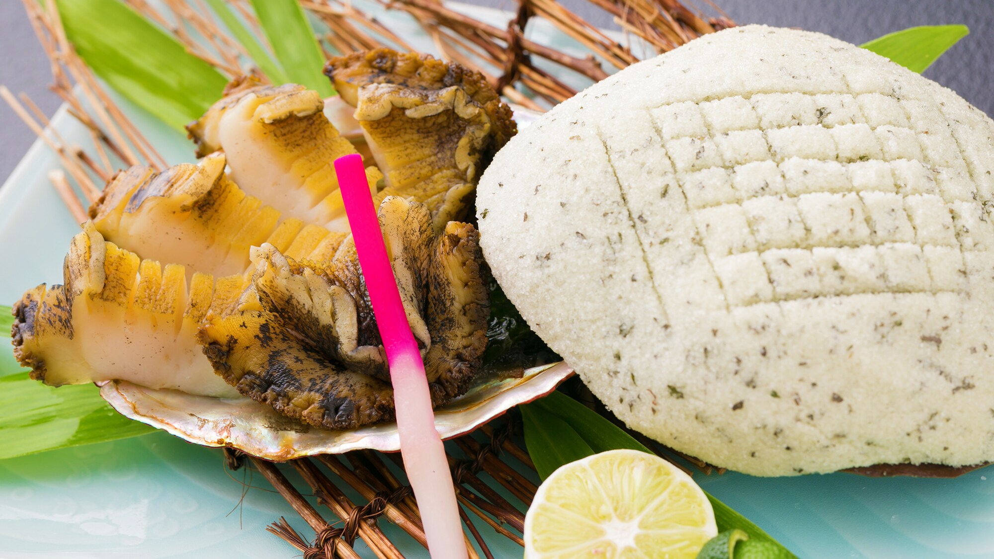 Abalon dipanggang dalam panci garam Dikemas dengan umami