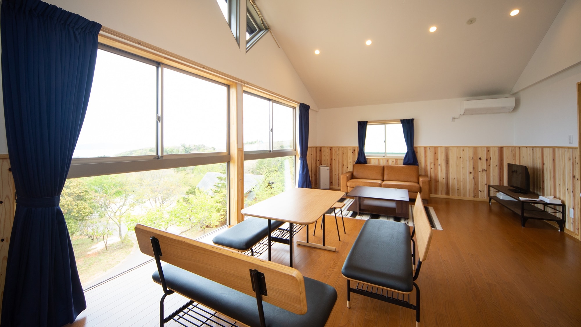 * [Lake View Cottage] The large windows give the room a sunny and refreshing sunshine.