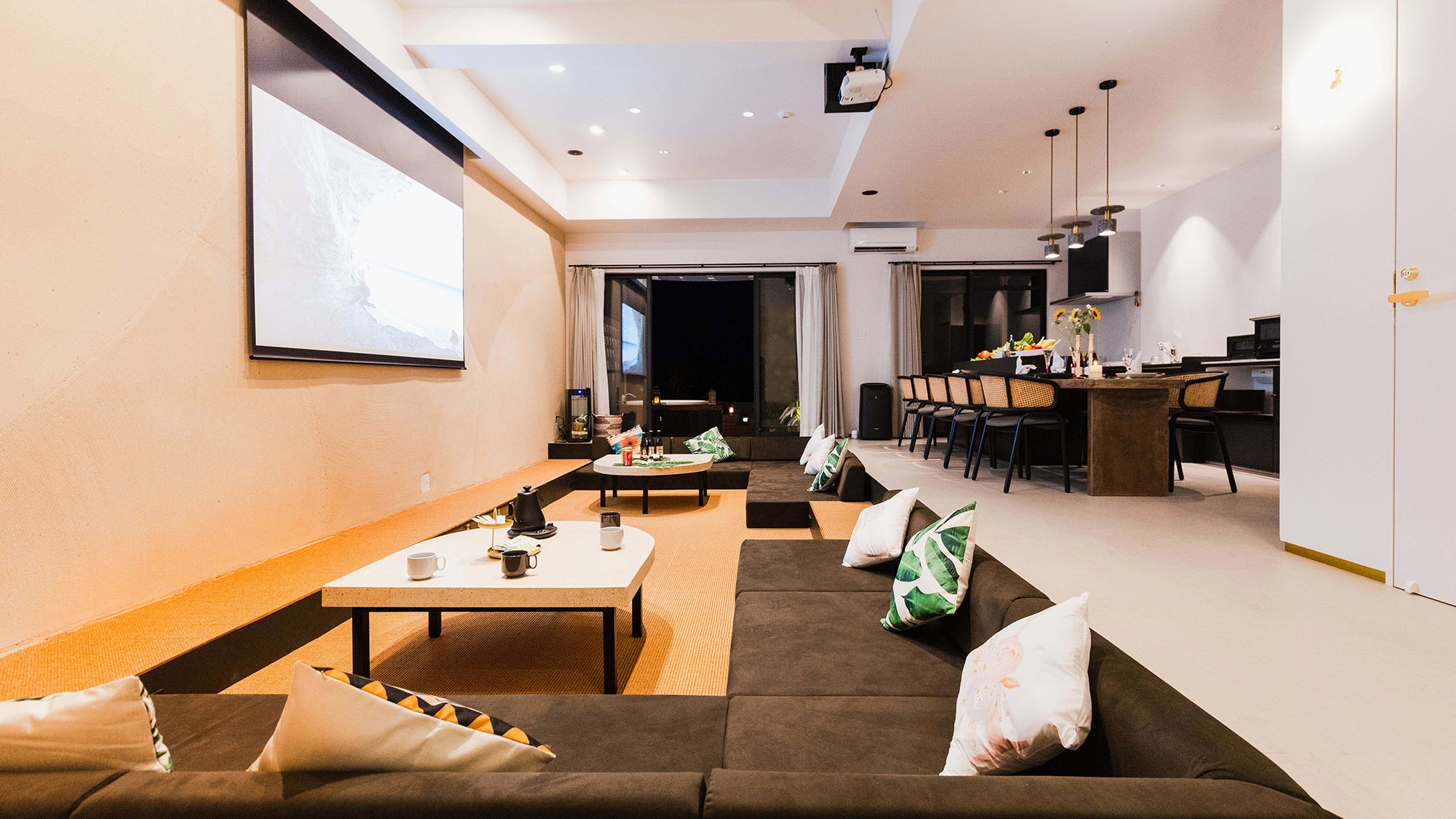 ・Living room: A large sofa is available. Up to 8 people can stay in the same space.