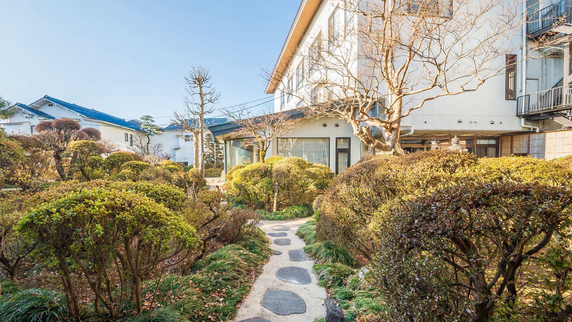 ◆[Courtyard] A winter view of the azalea garden. In spring, wisteria and azaleas are in full bloom.