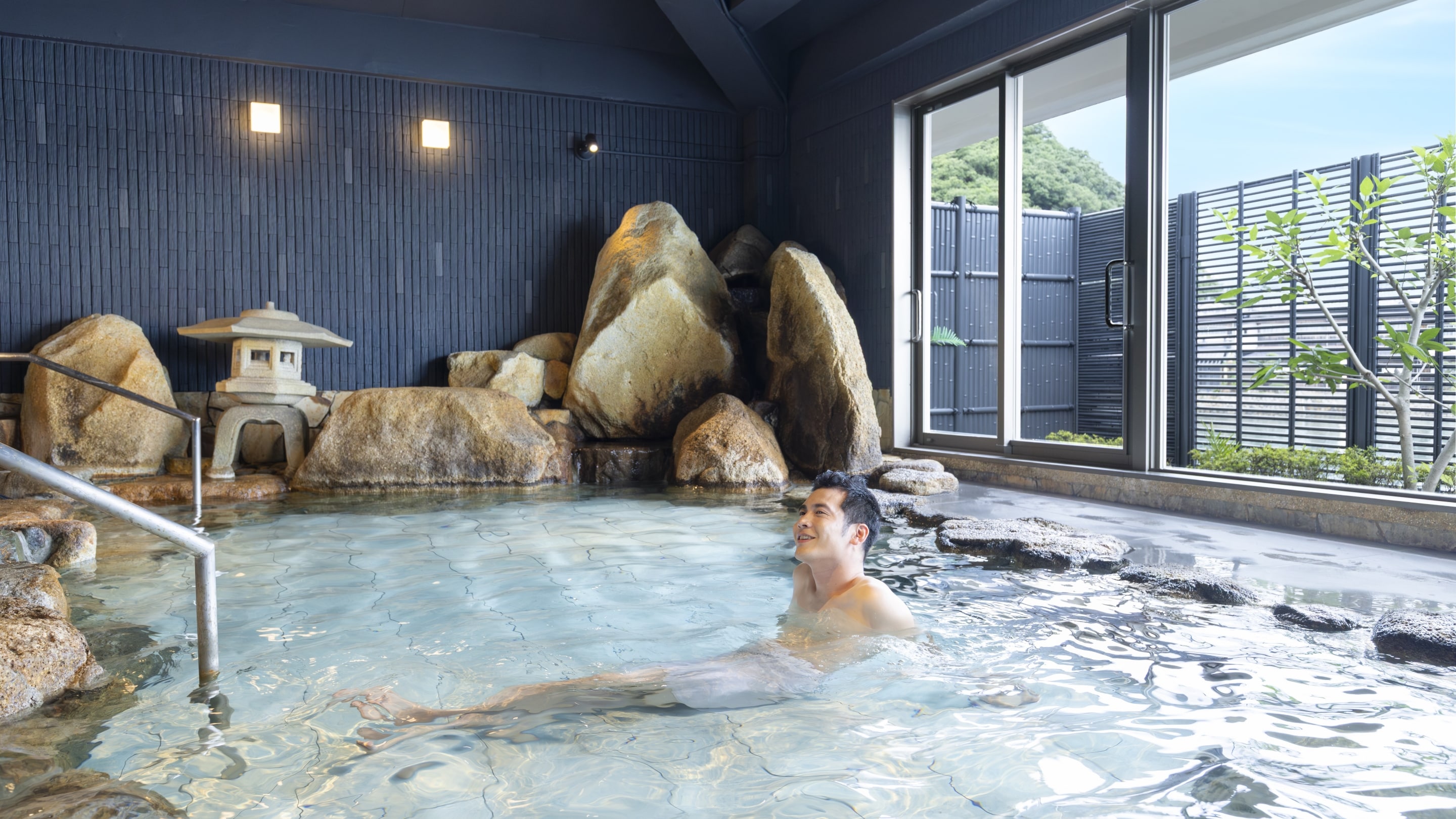 Large public bath, Sanzan-no-Yu (men and women alternate use)
