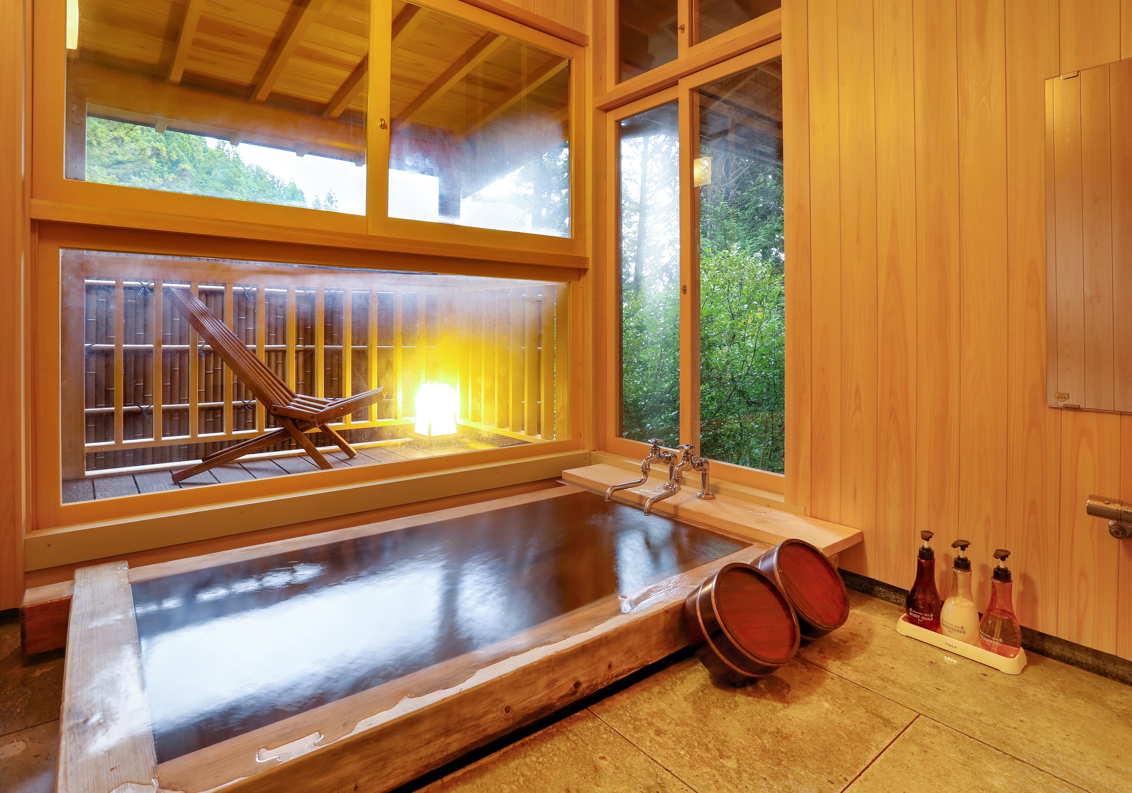 [Special room with open-air bath, Sanrakuso] A away from the atmosphere like a hideaway.