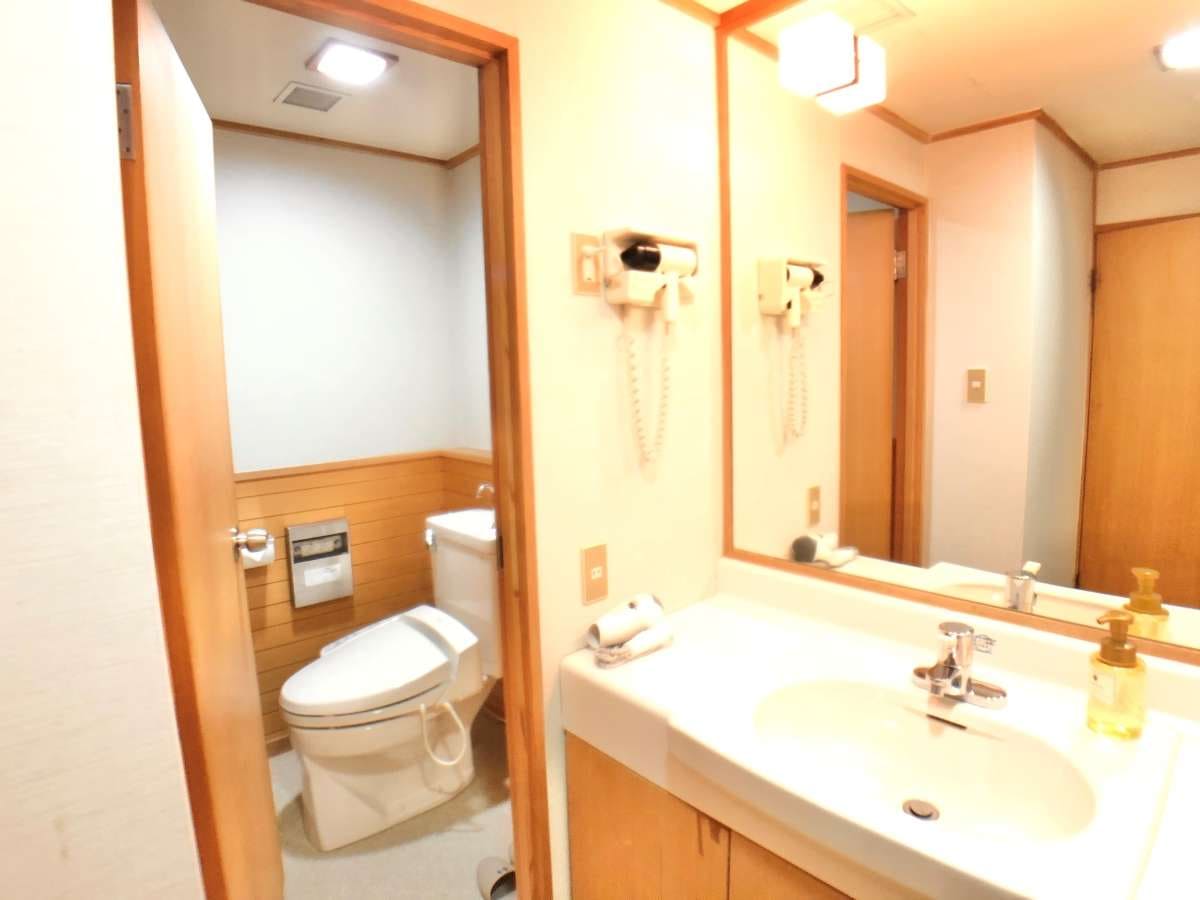 room_bathroom สไตล์ญี่ปุ่น ห้องน้ำอันอบอุ่นที่สร้างจากลายไม้ ห้องแต่งตัวกว้างและเหมาะสำหรับครอบครัวที่มีเด็ก