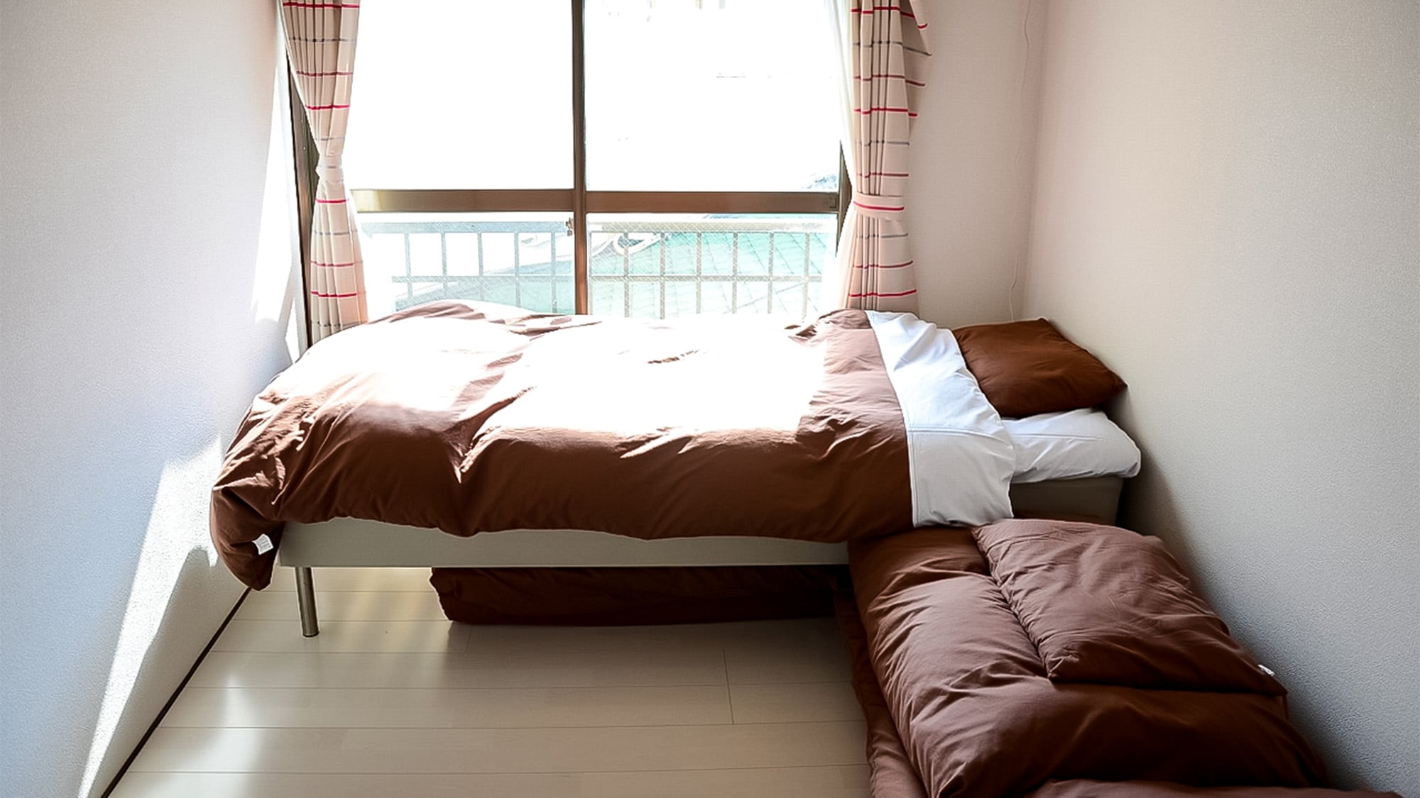 ・[301] Bedroom B: 1 single bed and 2 single futons