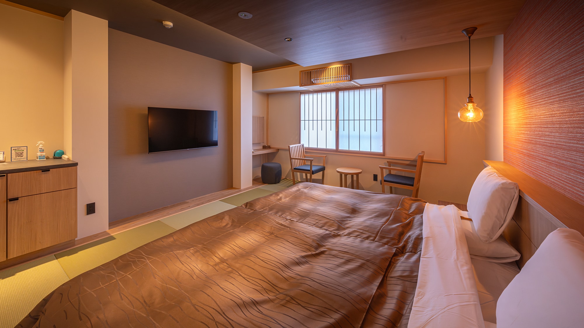 Hollywood Twin for couples and groups of three. Two beds can sleep up to 3 people.