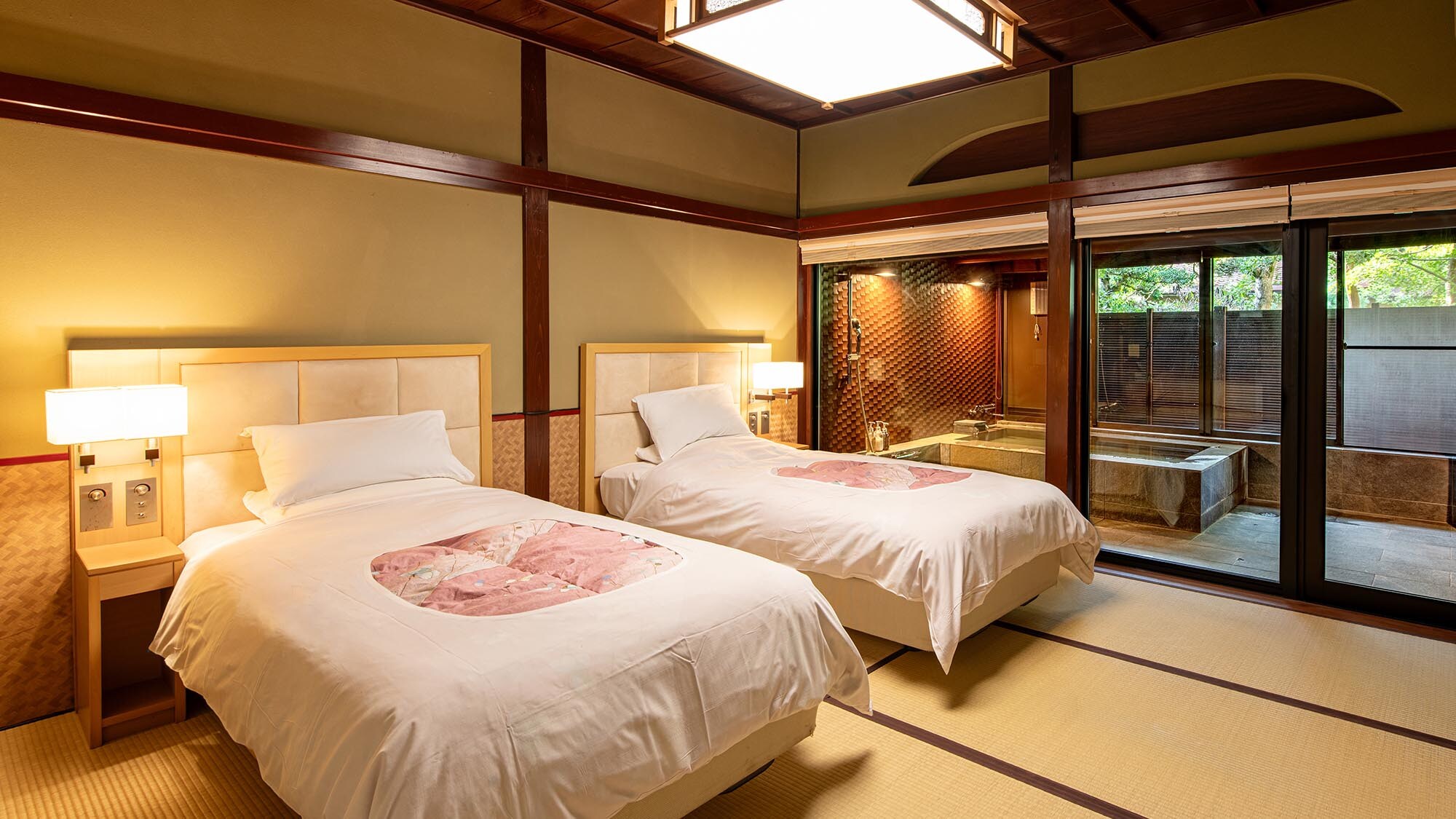 With a semi-open-air bath with natural hot spring water [New Year Hall/Japanese/Western special room/Asaga]
