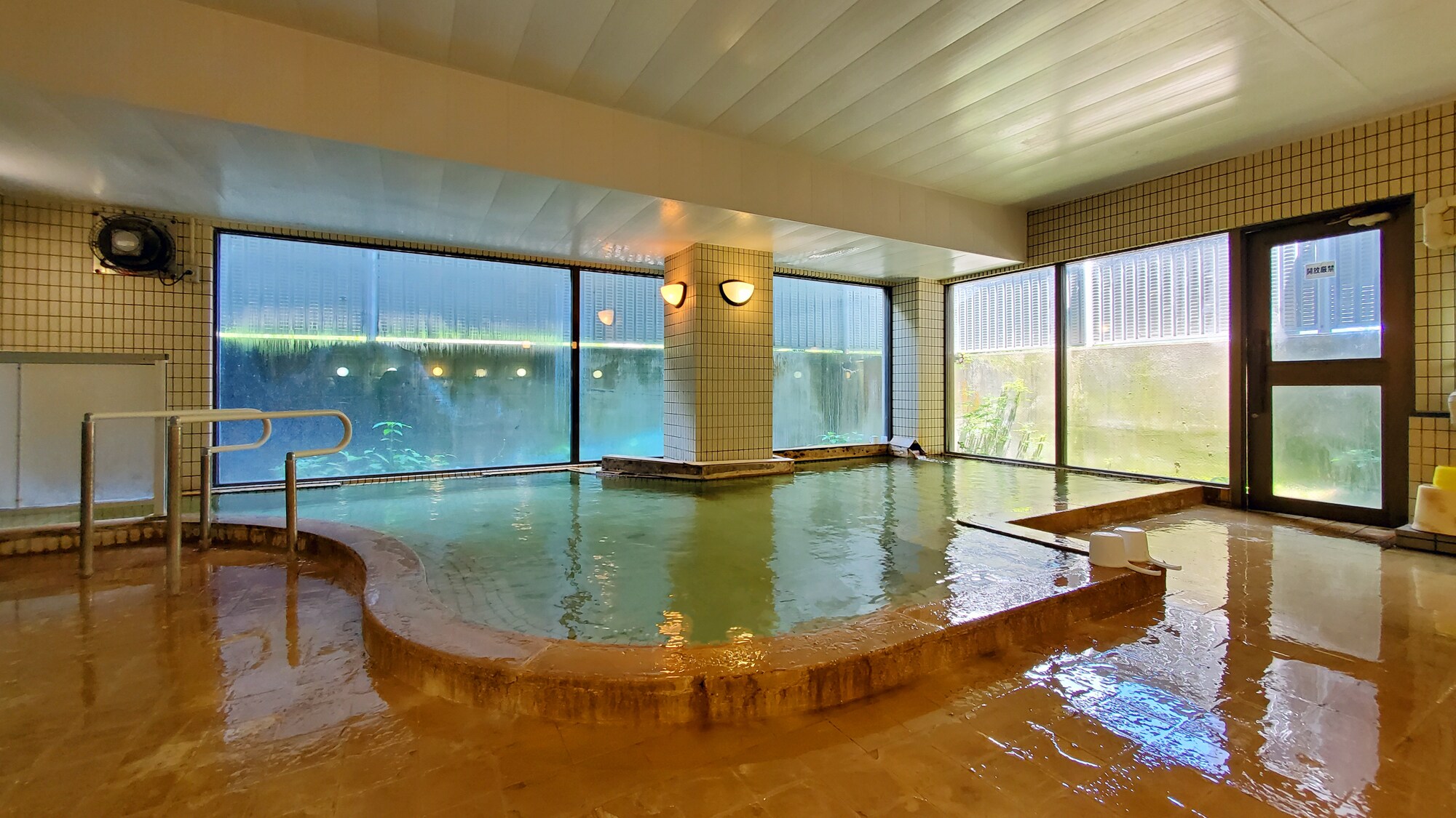 ◆The women's bath◆ Rub the reddish-brown "Yunohana" (hot spring mineral deposits) into your skin for excellent skin-beautifying effects.