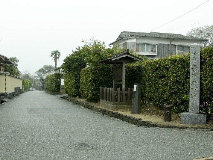[萩城下町] 木戶高光 老房子所在的城下町“江戶屋橫丁”。許多與石獅有關的古蹟仍然存在。 （步行10分鐘）