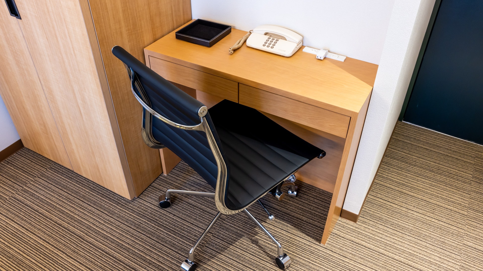 Newly released in March 2023, a twin room with separate bath and toilet♪ Sophisticated desk surroundings perfect for desk work♪