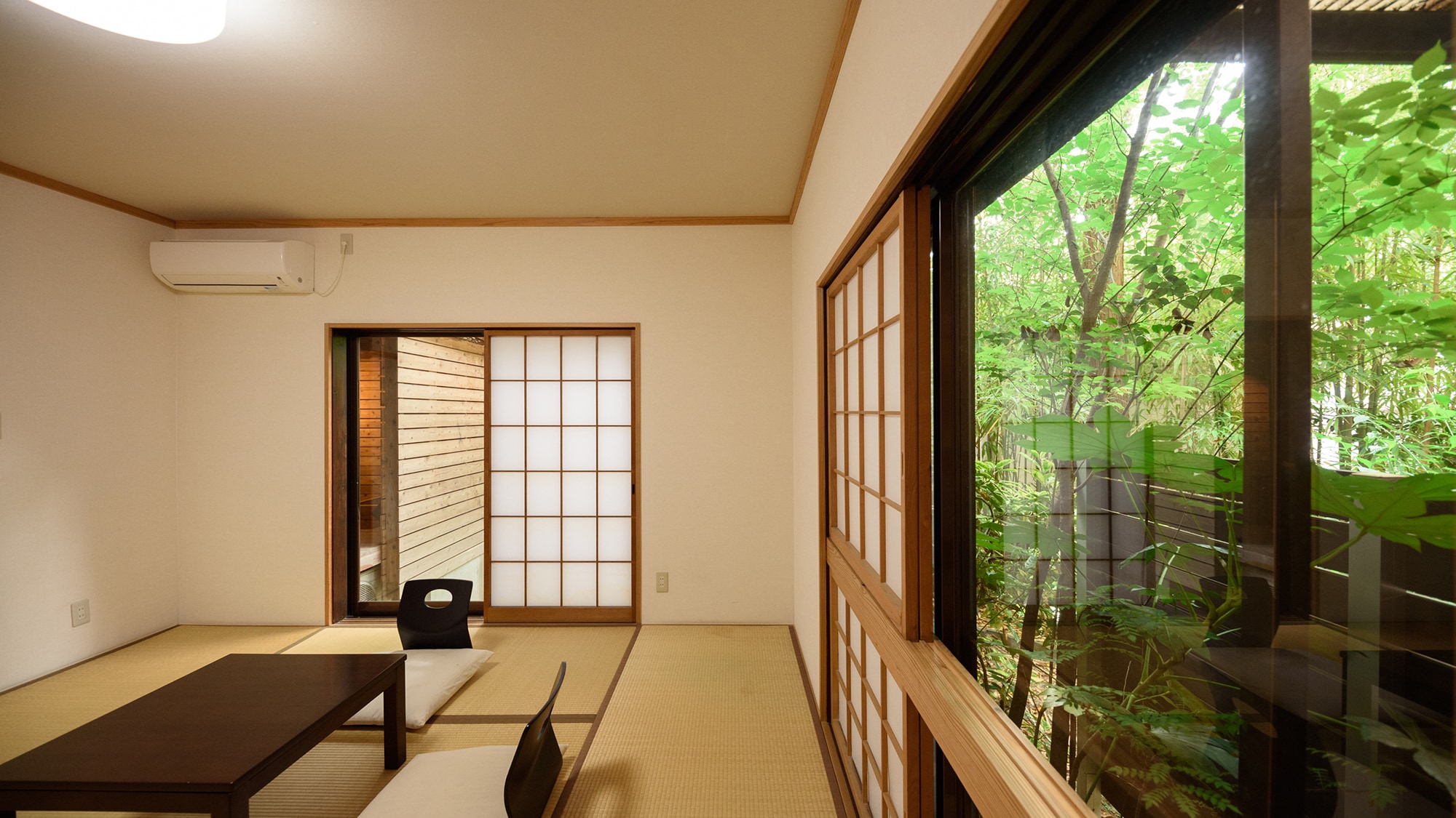 Japanese-style room with greenhouse bath 6 tatami mats + bath / toilet [Sakura]