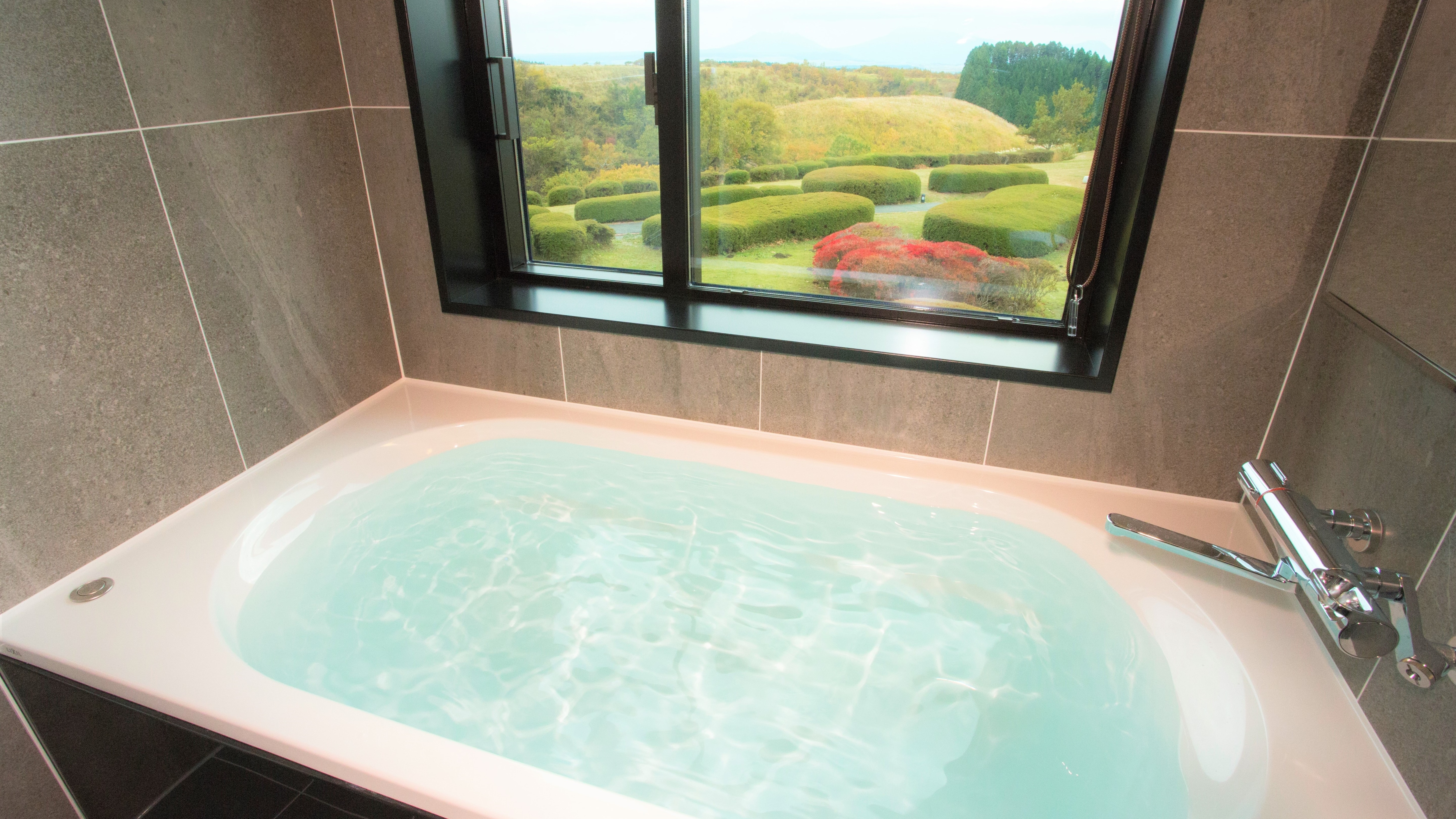 [Gedung Baru, Kamar Premium Jepang dan Barat 2F, 3F] Anda dapat menikmati pemandangan indah dari kamar mandi.