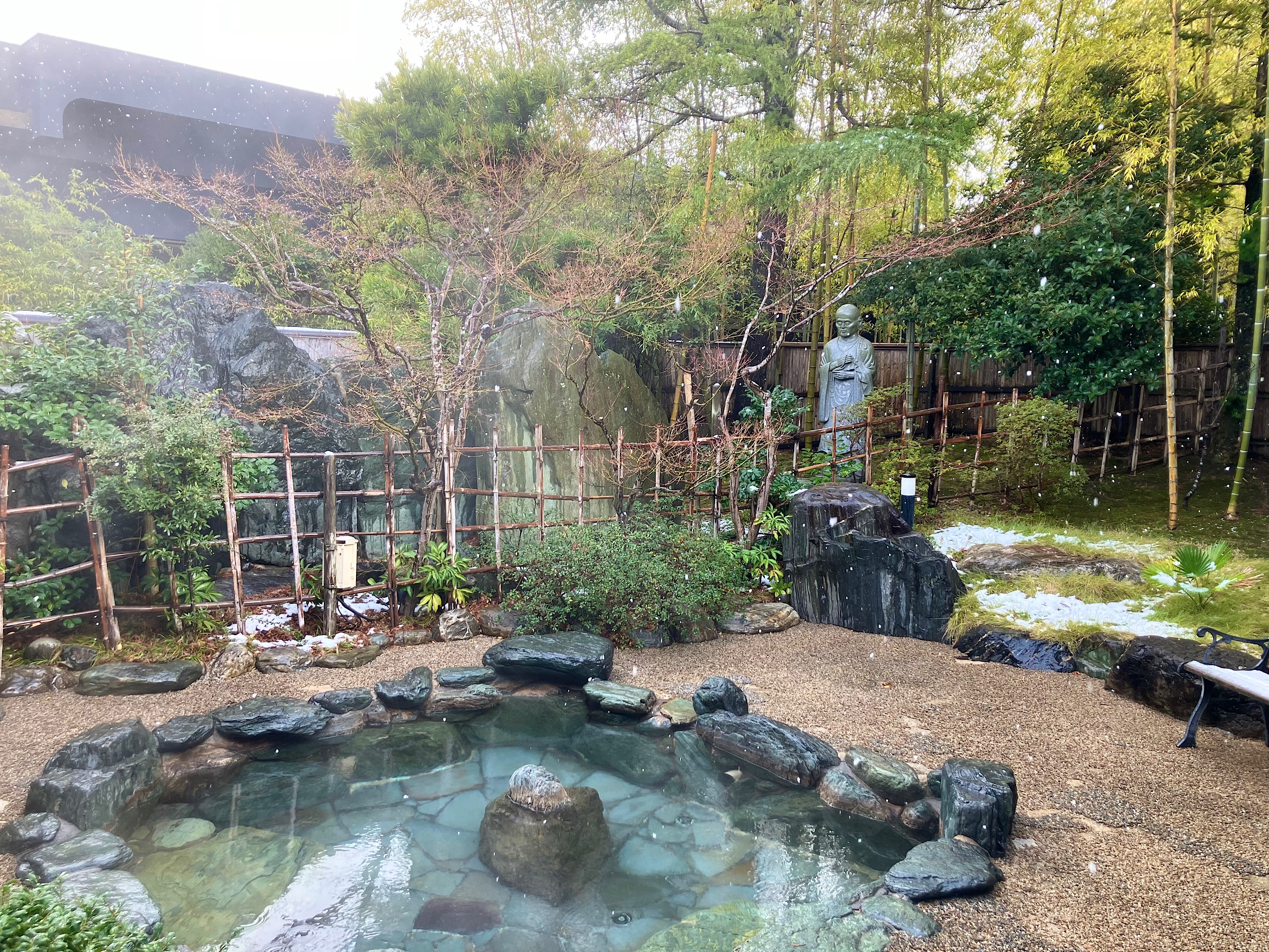 The whispering of the bamboo forest stirs up your senses in this 100% natural hot spring open-air bath.