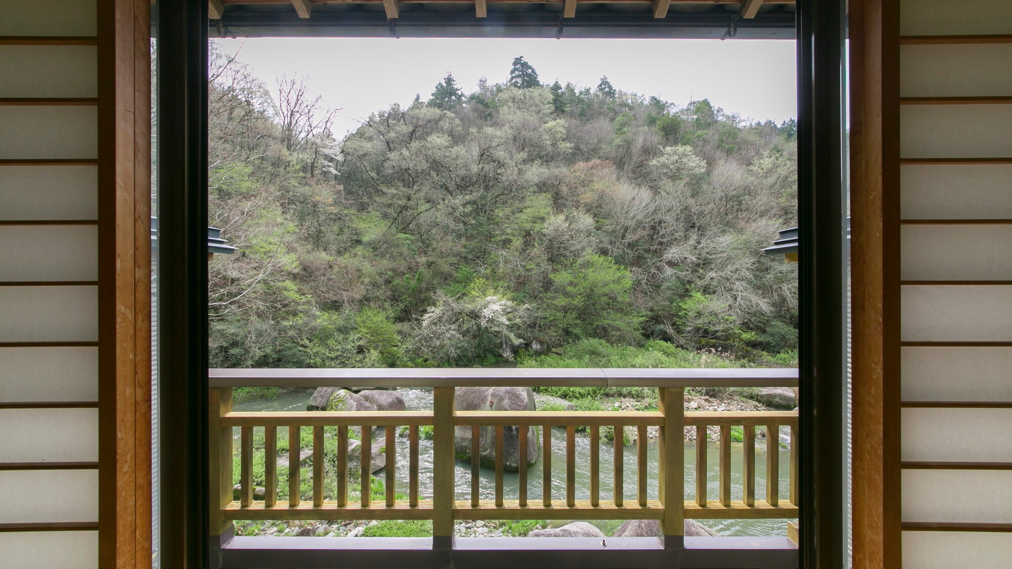 客房可俯瞰旅館門前的河流。