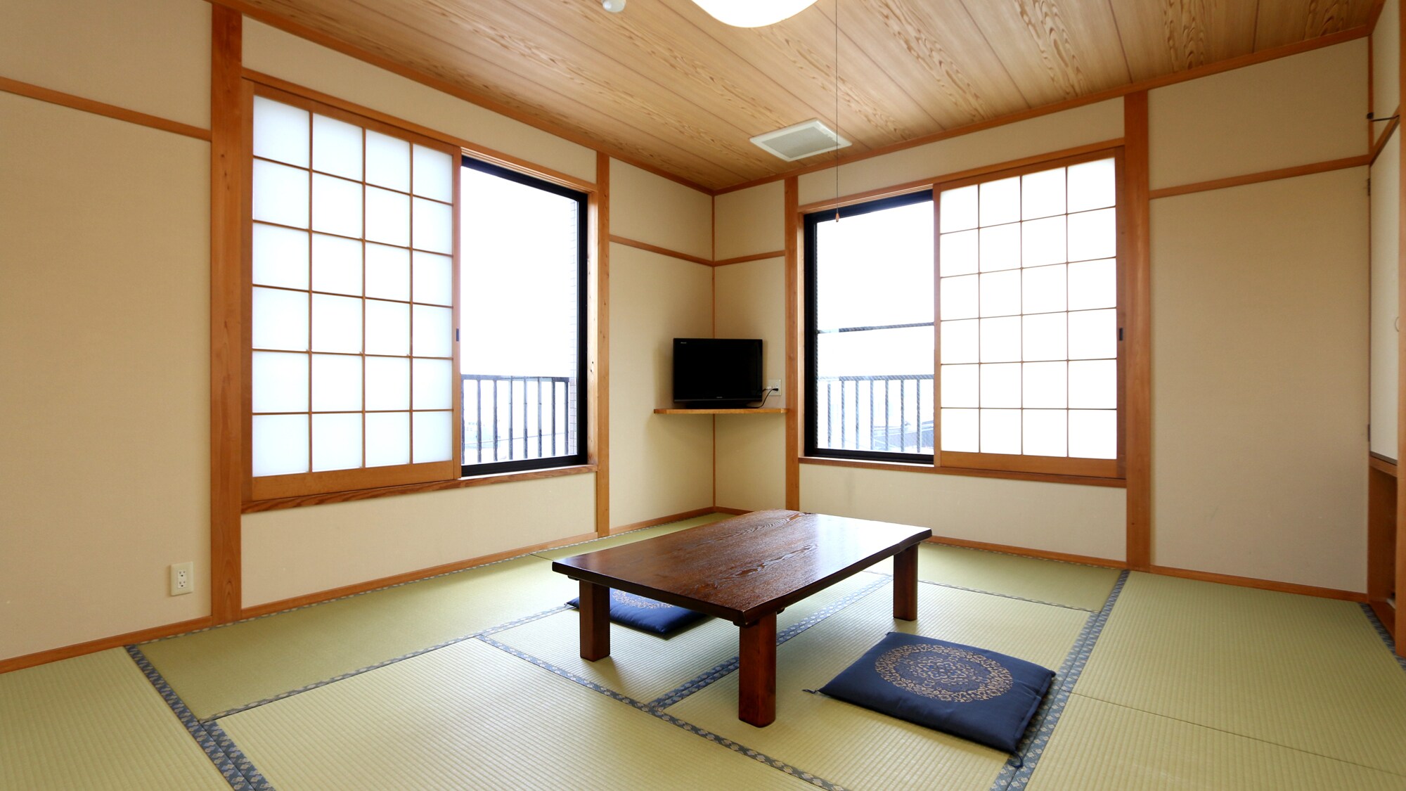 Relaxing Japanese-style room for enjoying with pets