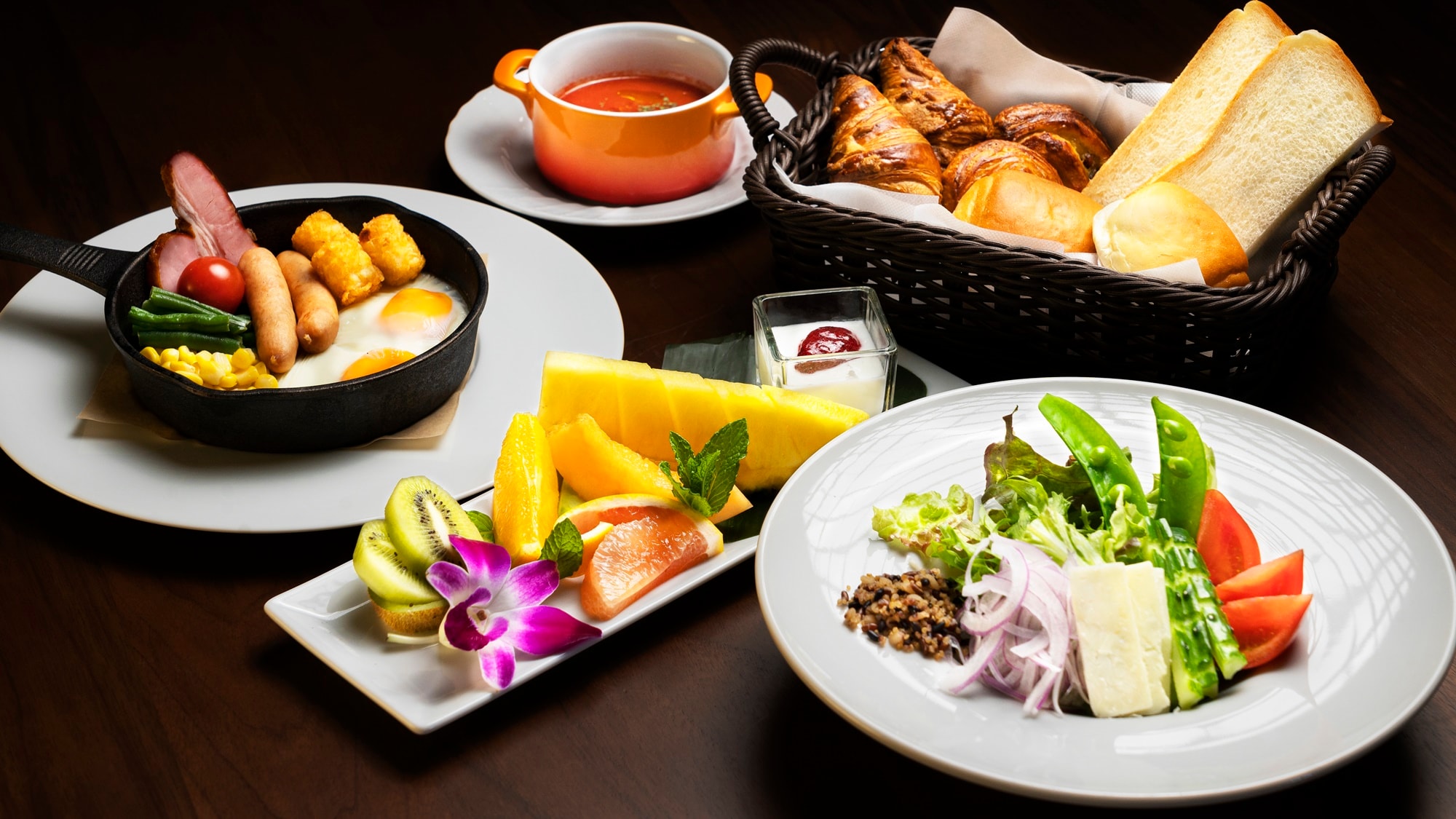 [Breakfast] Fresh vegetable salad, fruit, soup, and other breakfast items (examples)
