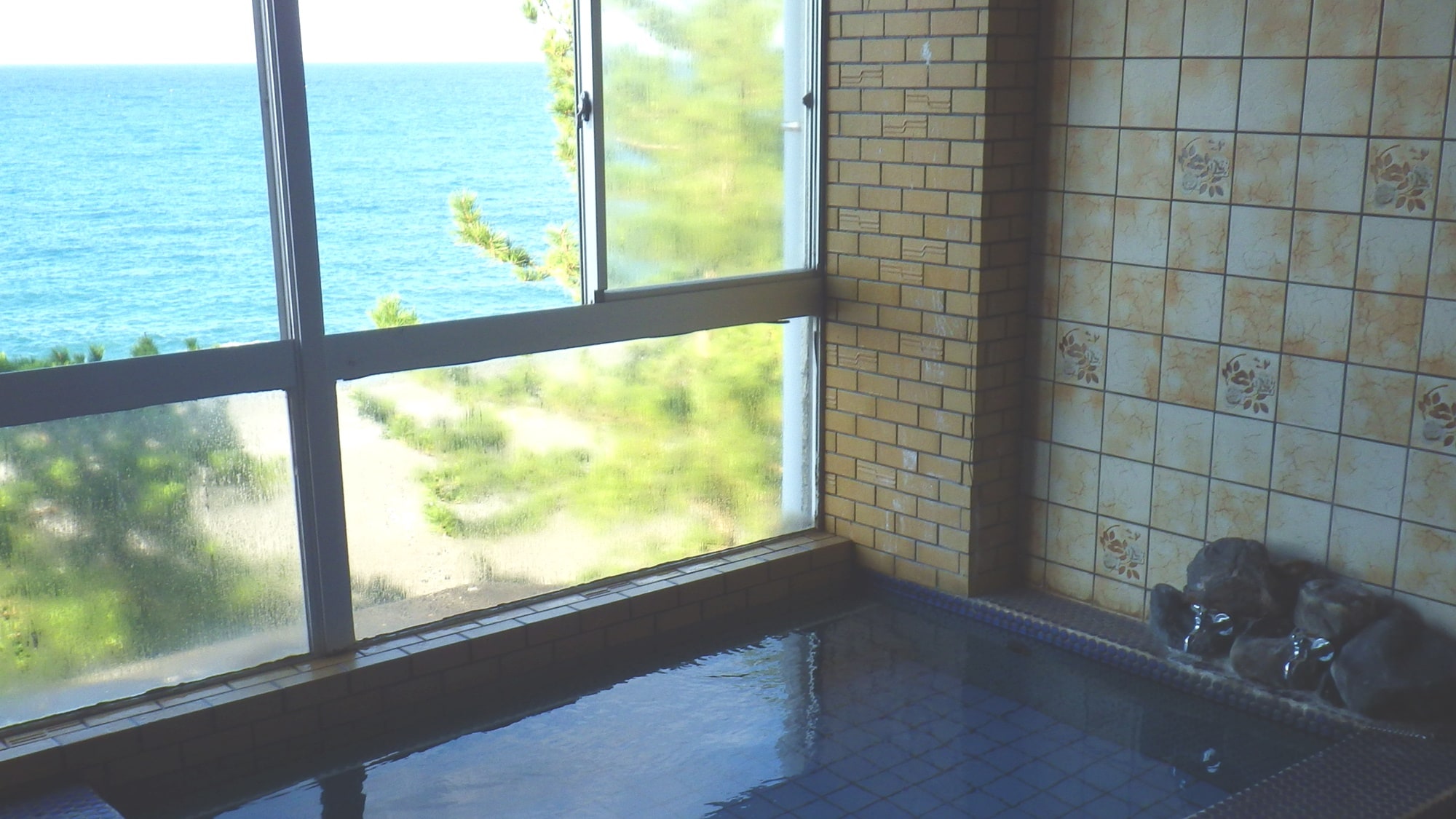 * [Bath] Although it is not a hot spring, you can take a leisurely bath while gazing at the Jade Coast that spreads out in front of you.