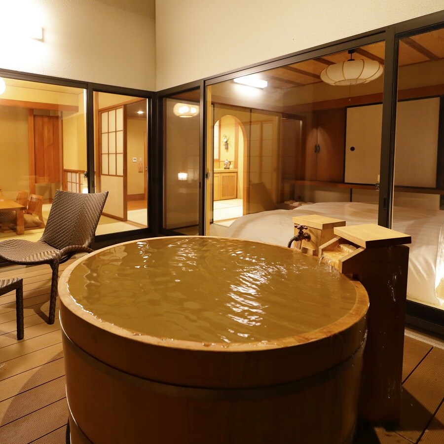 [Away] The 4 rooms of "Ten no Za" are luxurious rooms that are reconstructed from a building with cultural property value and are equipped with an open-air bath and an indoor bath that flows directly from the source.