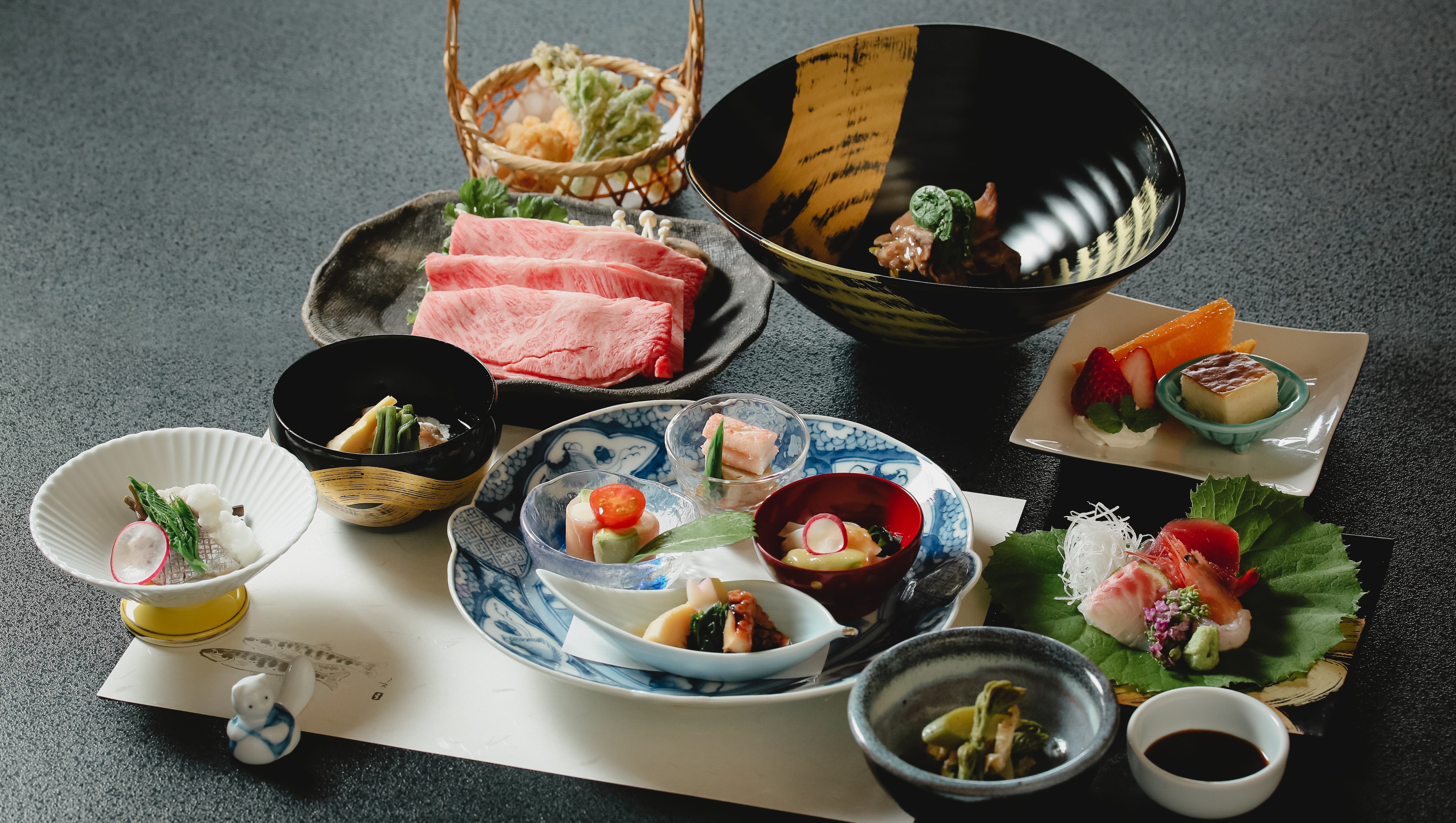 大量使用当地食材烹制的晚餐示例