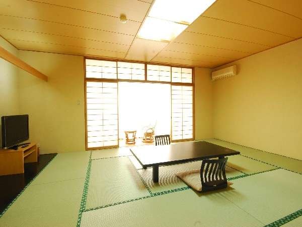 A bright Japanese-style room with a view of the sea in the main building (example)