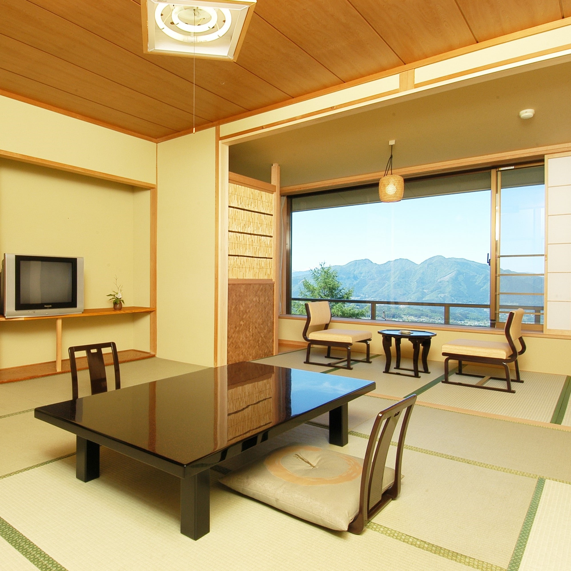 East Wing 4F, Observation Room (12 tatami mats) 2 rooms in total. The large windows offer the best views of Ikaho throughout the seasons.