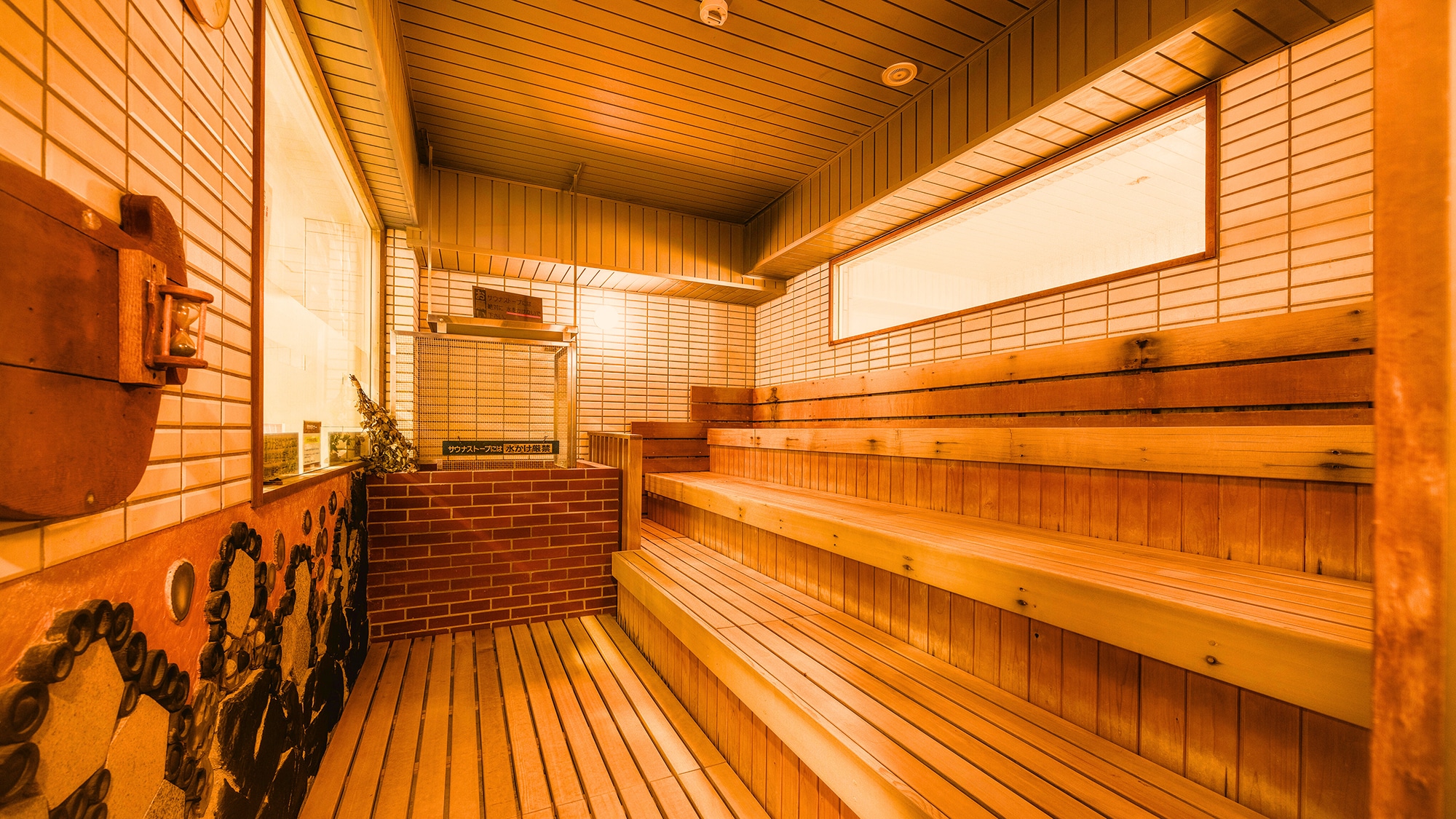 [Large public bath sauna] Relieve stress and relax in the high-temperature sauna