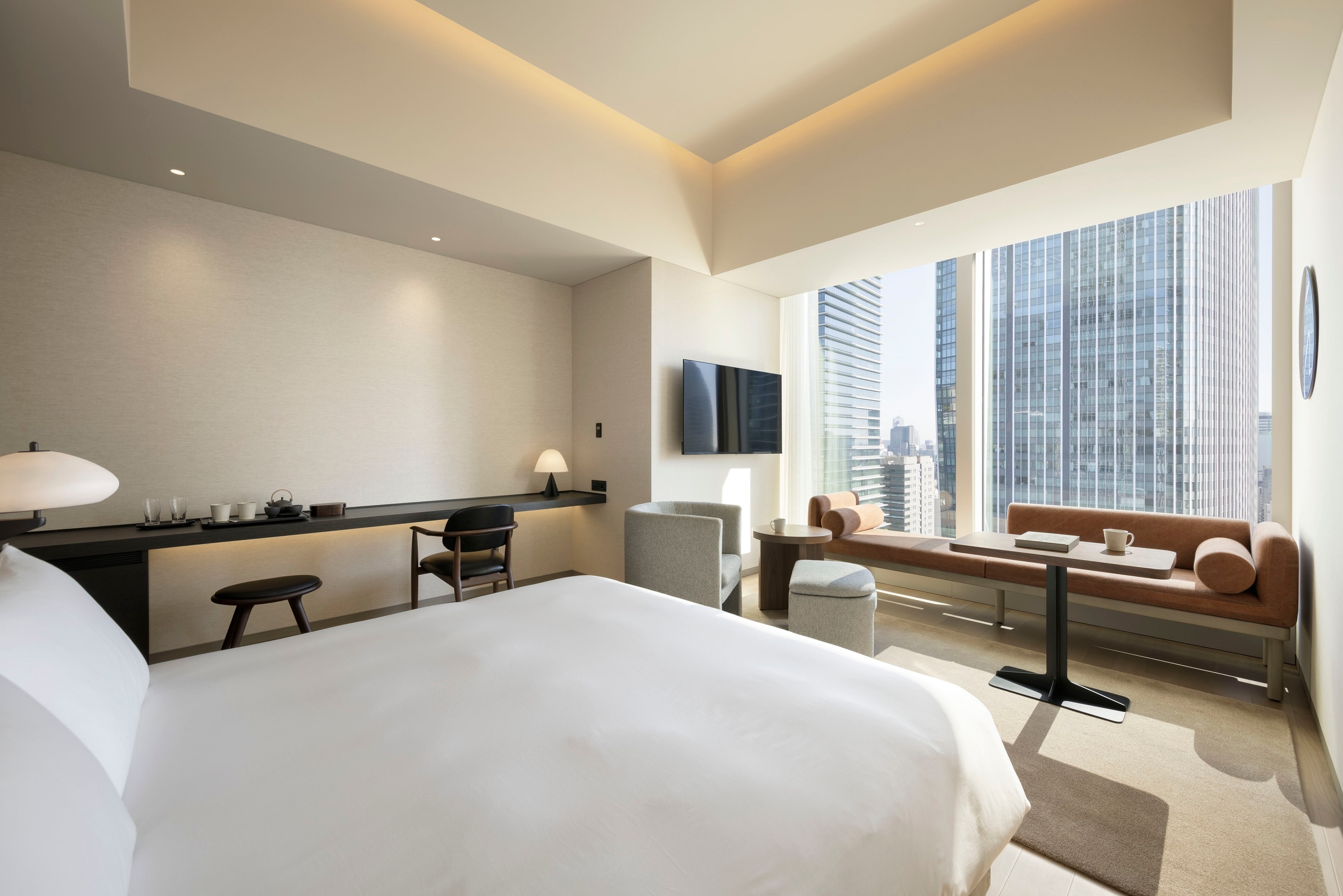 客房 (1 King Bed)，配備 1 張加大雙人床，可欣賞城市景觀，設有高級浴缸