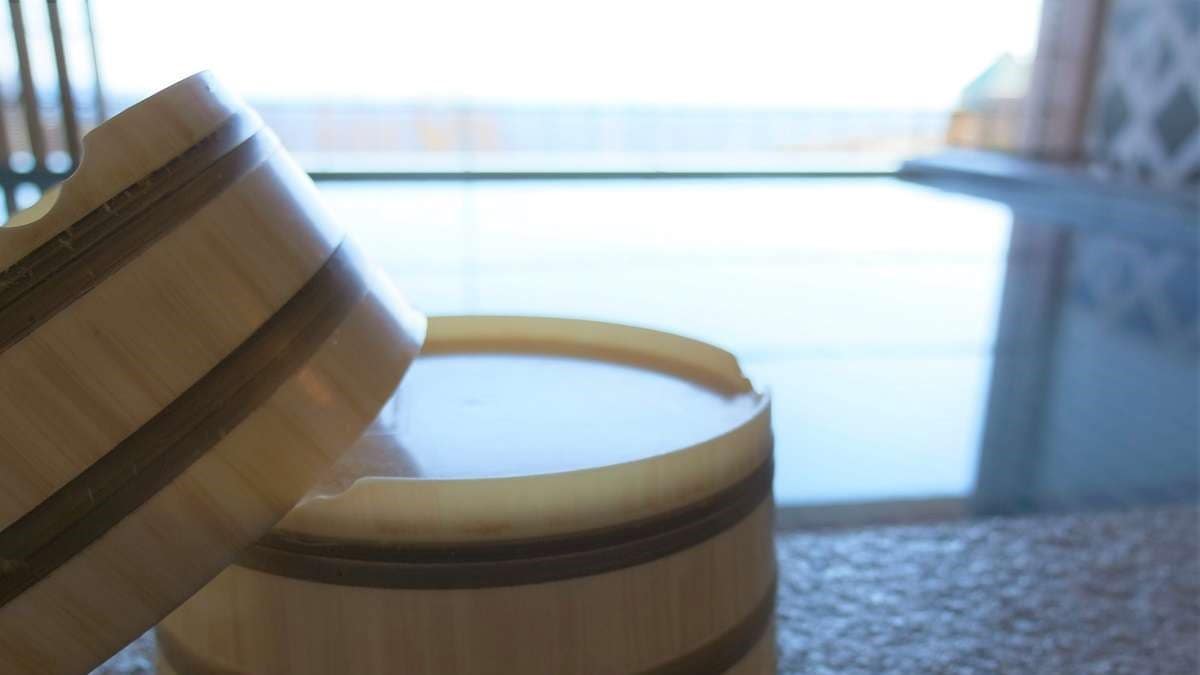 [Semi-open-air bath]