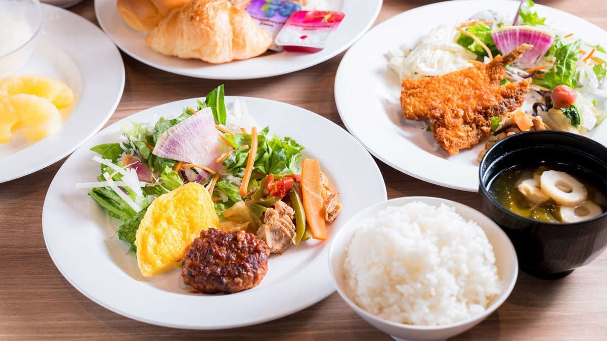 Breakfast is served Monday through Saturday from 6:30 to 8:30 and Sundays and holidays from 6:30 to 9:00. It is a Japanese and Western buffet.