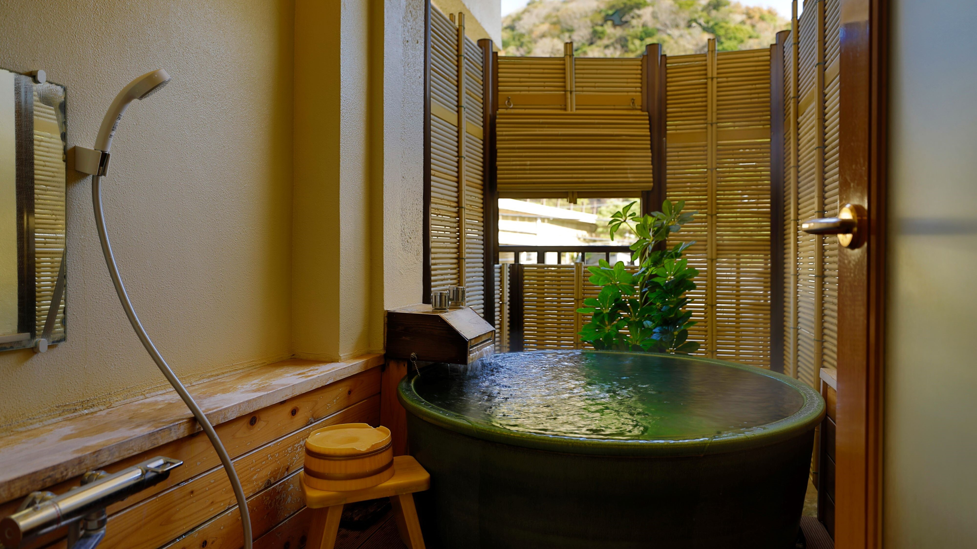 Guest rooms with open-air baths on the river side. Although the baths in the guest rooms are not hot springs, please enjoy your own private time.