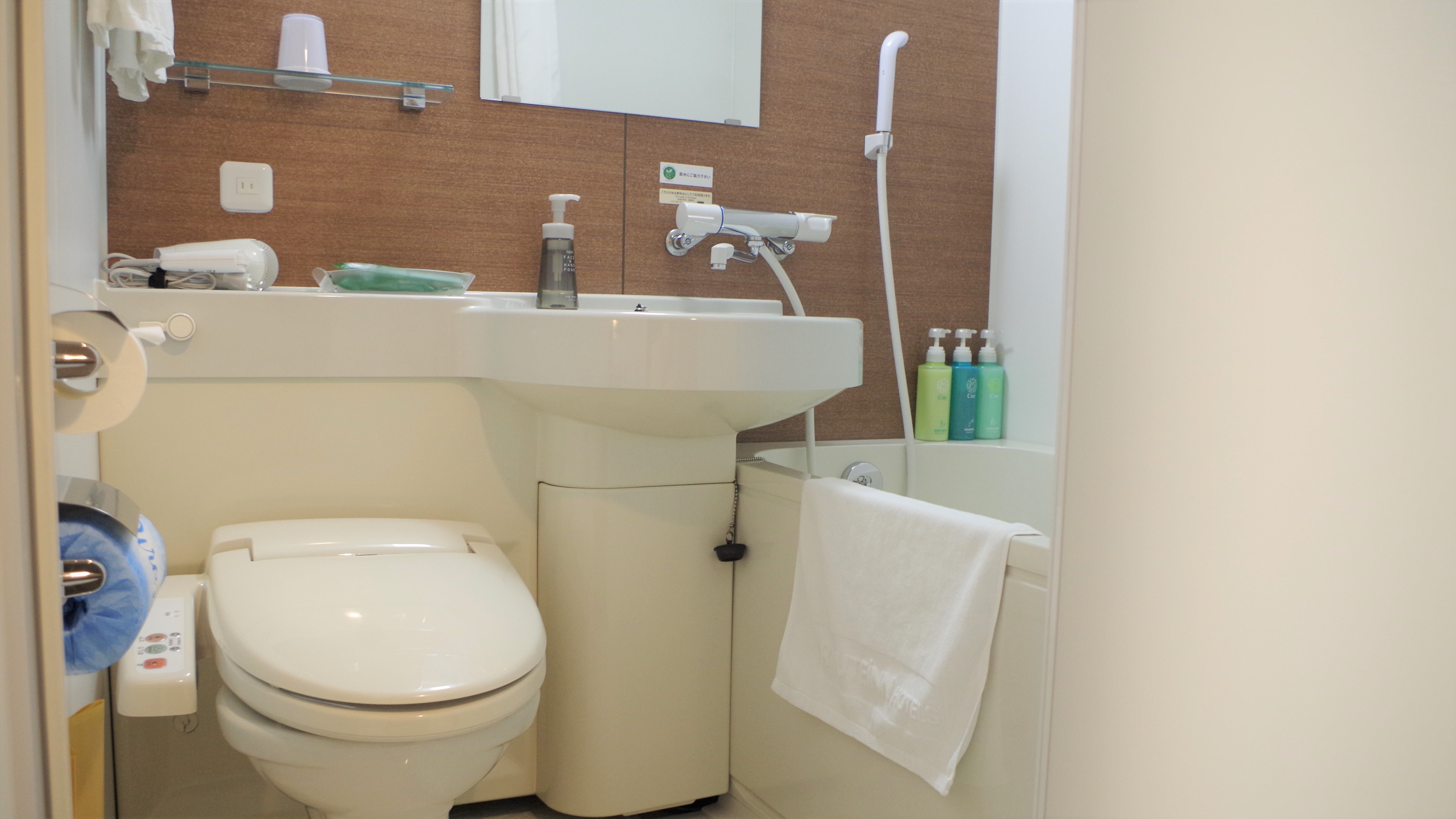 [Unit bath] Bath towels, shampoos, and other amenities are available.