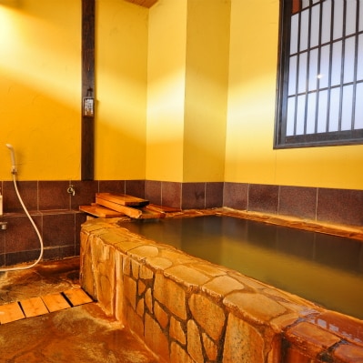 [Nanakamado] Semi-open-air bath in a guest room with a semi-open-air bath (flowing from the source)