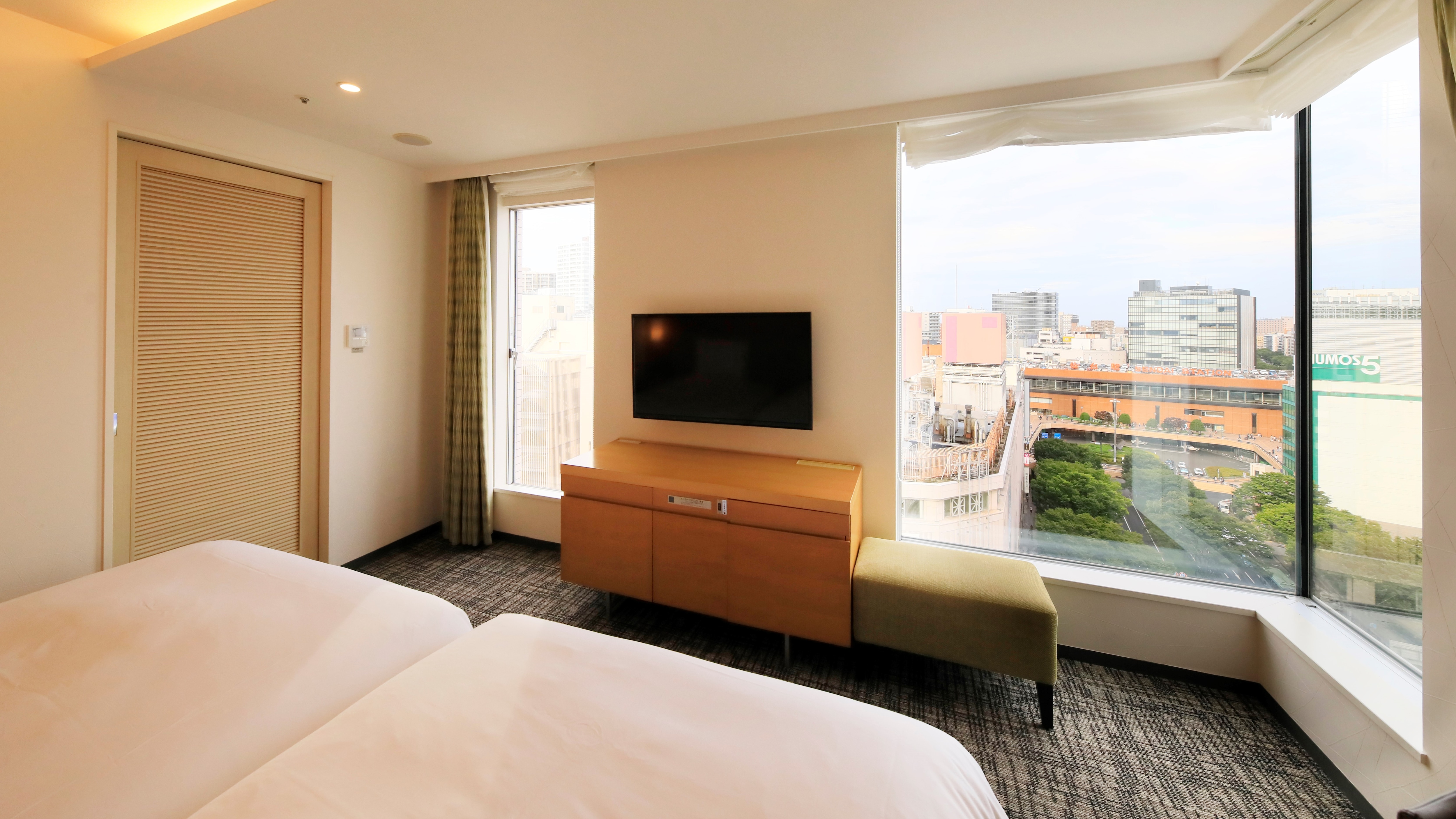 From the large windows, enjoy the scenery of Sendai, which has a different atmosphere during the day and at night.