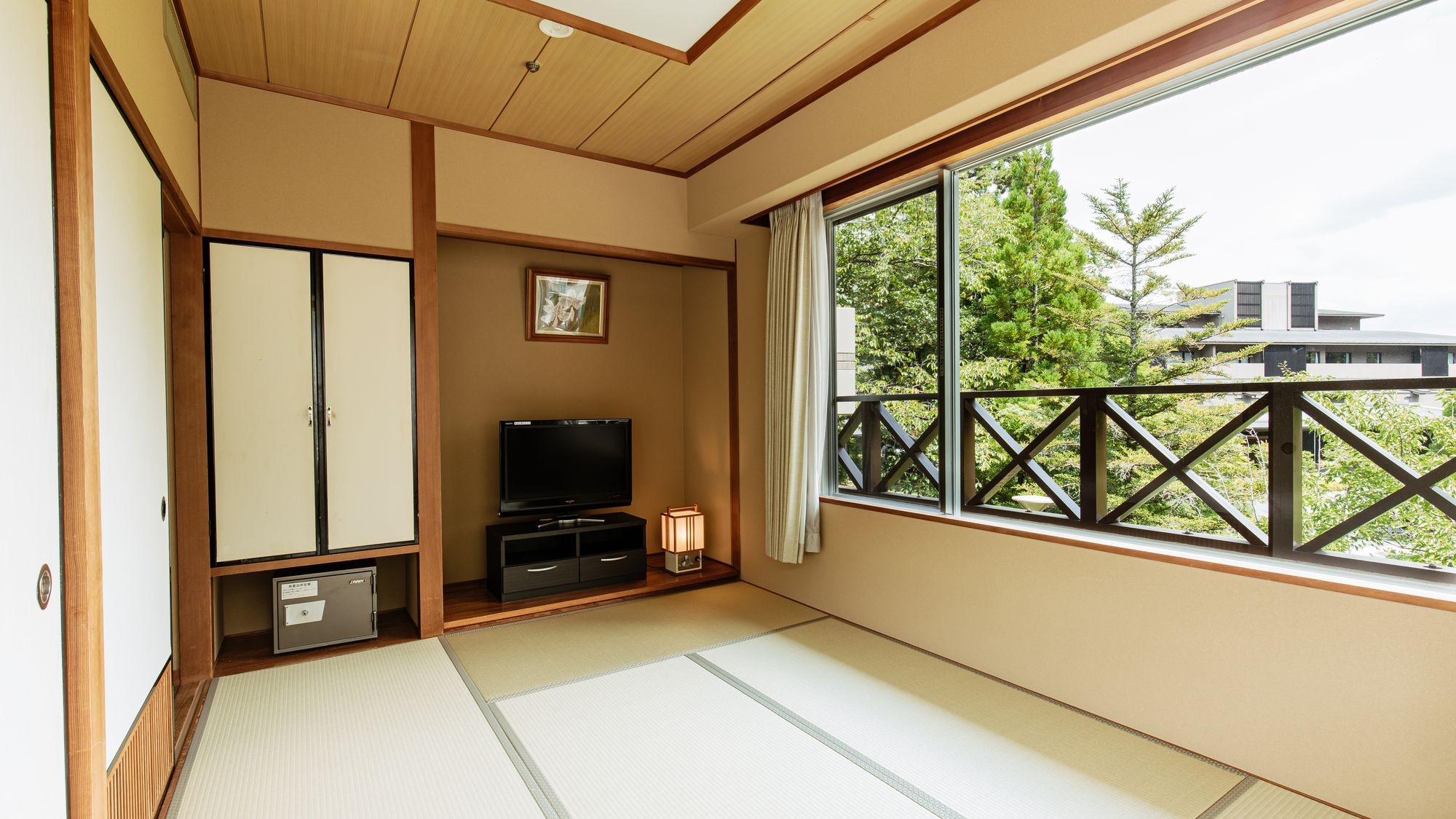 [Japanese-style room, 6 tatami mats, 2 rooms] Japanese-style room with two rooms connected by a corridor
