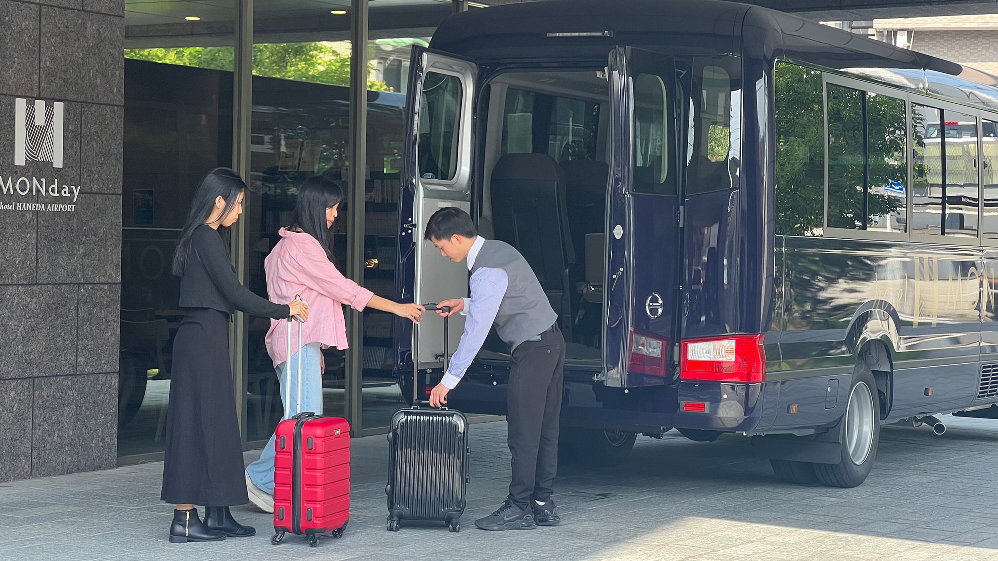A shuttle bus is convenient to Haneda Airport.
