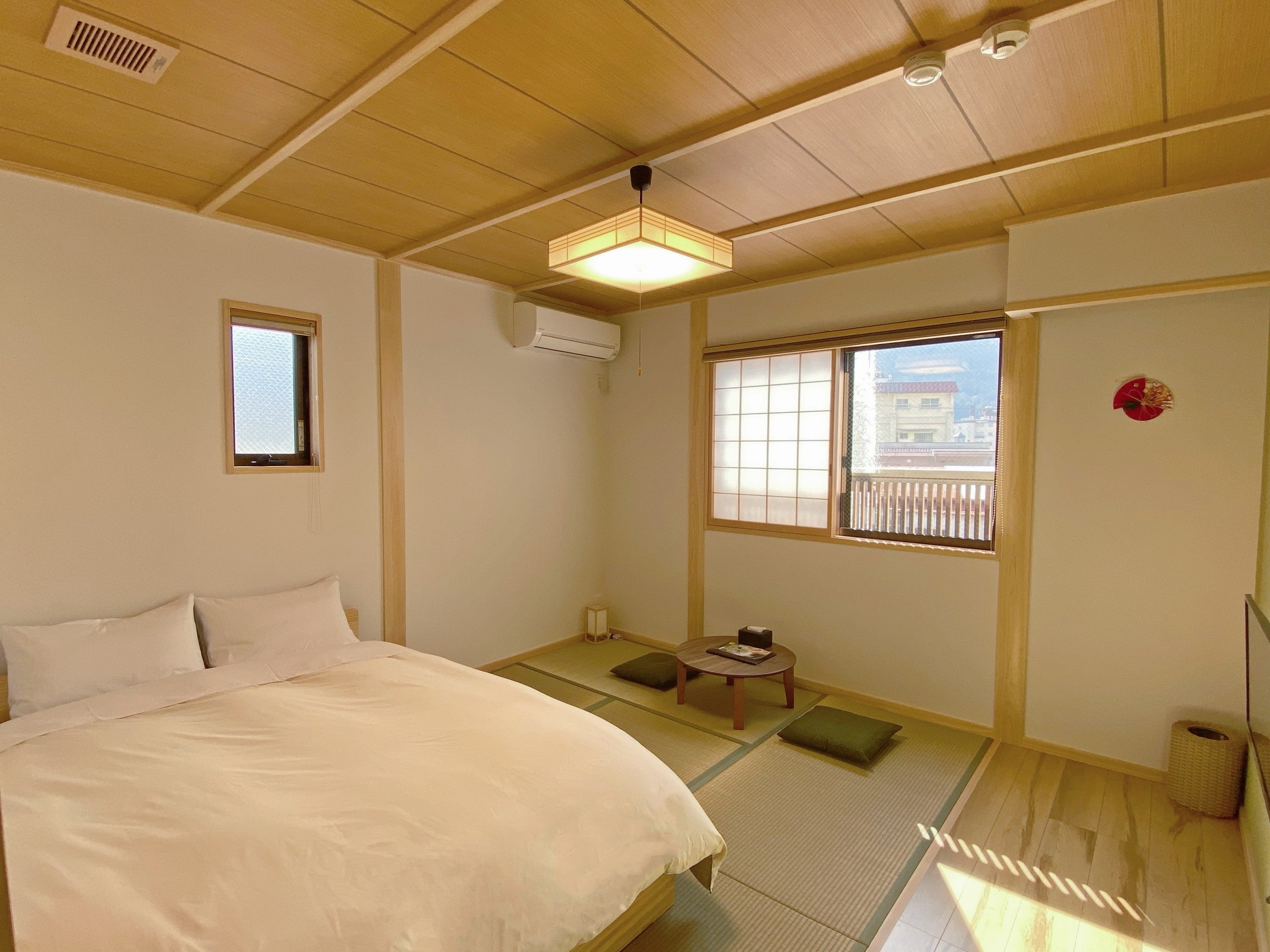 Double bed in a Japanese-style room♪ Great view, toilet and shower included, WIFI, corner room