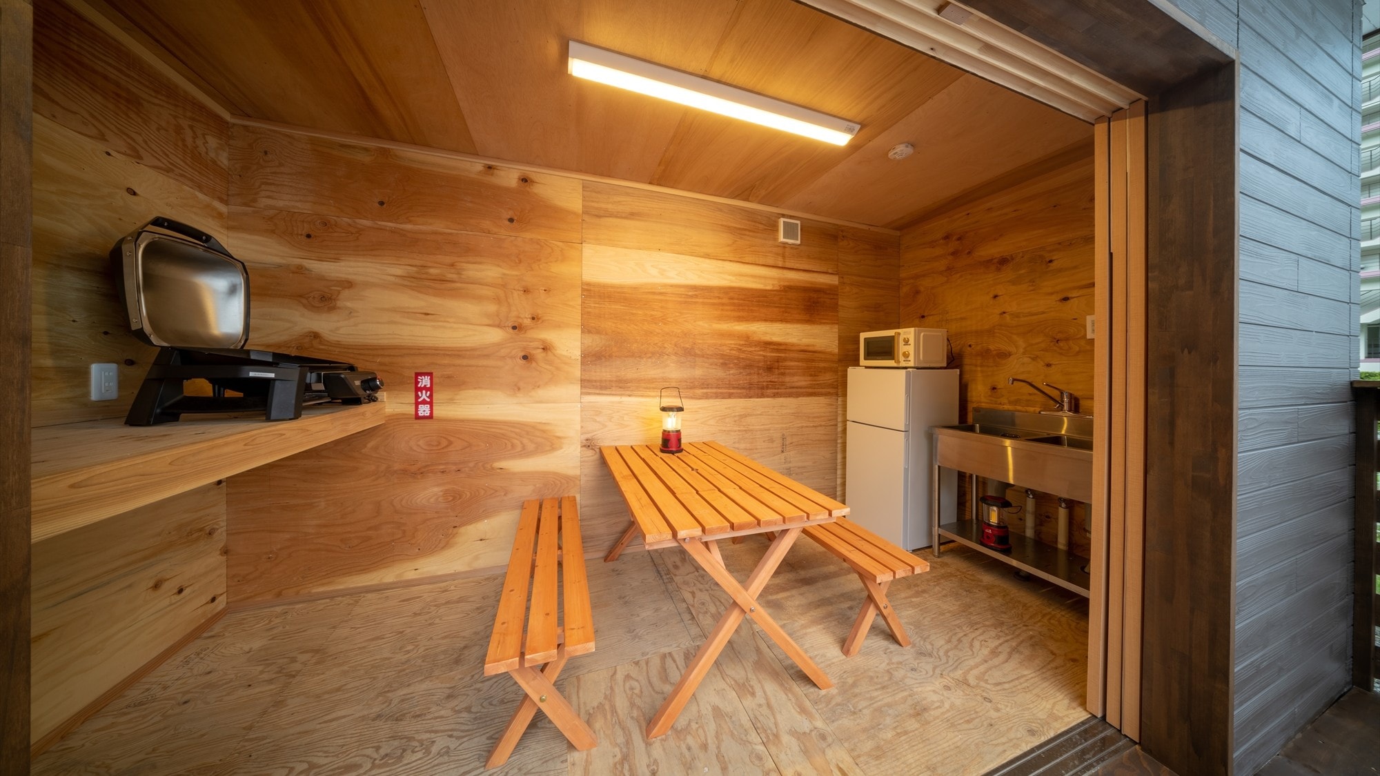 [Private area] The BBQ dining area is equipped with a sink, refrigerator, microwave, etc., making your stay comfortable.