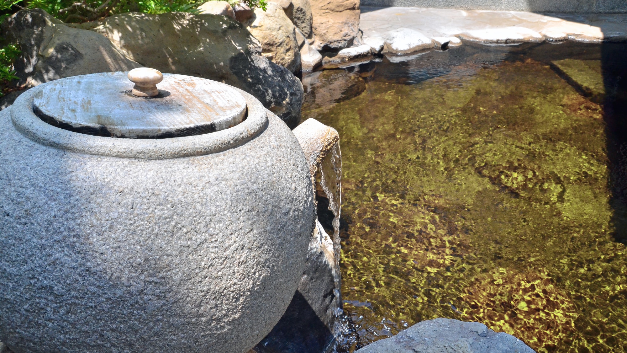 [Open-air tea bath: Ryokusen] Enjoy one of Japan's top three hot springs for beautiful skin and a tea bath